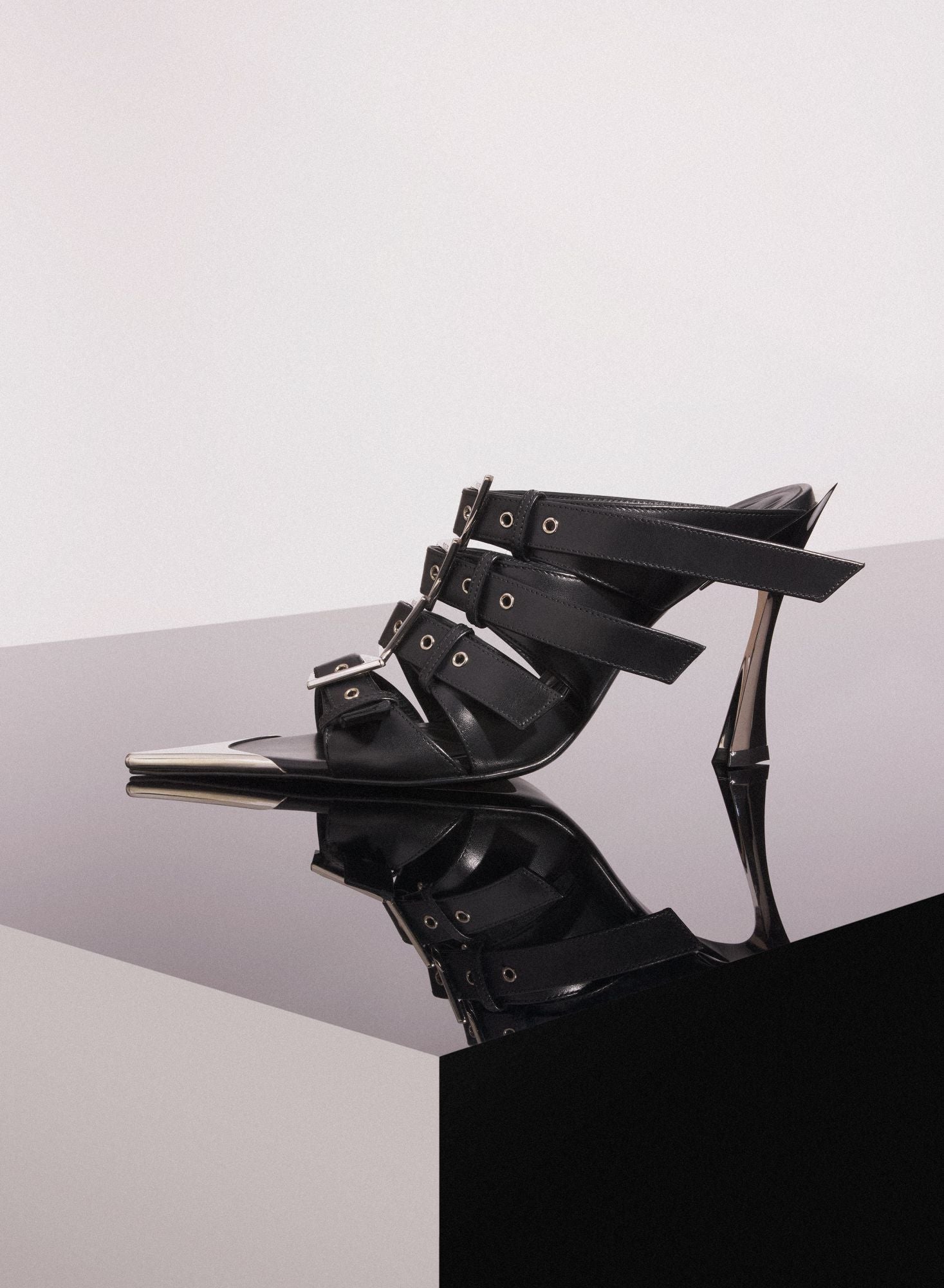 BLACK LEATHER BUCKLED FANG 95 SANDALS