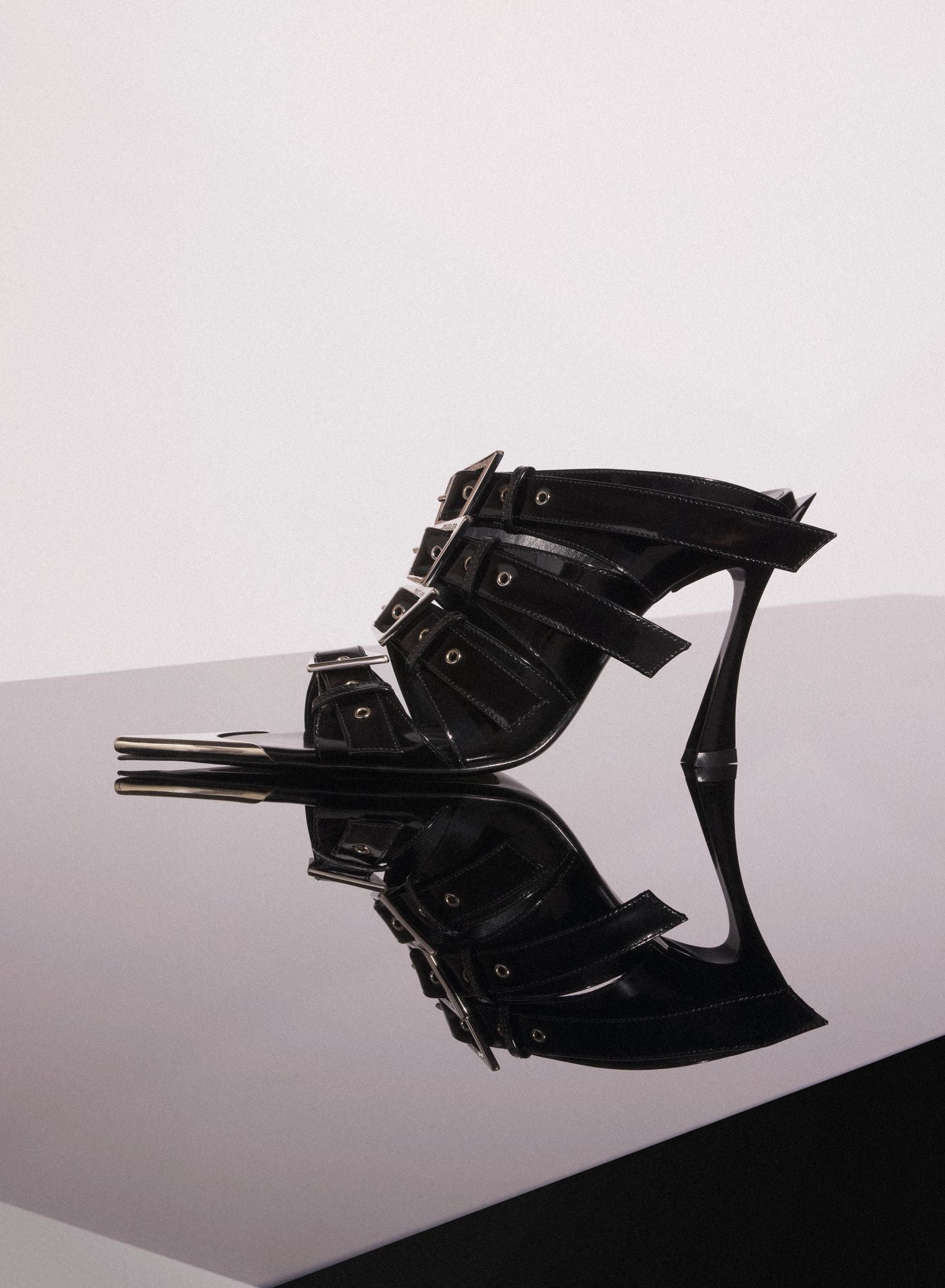 BLACK LEATHER BUCKLED FANG 95 SANDALS
