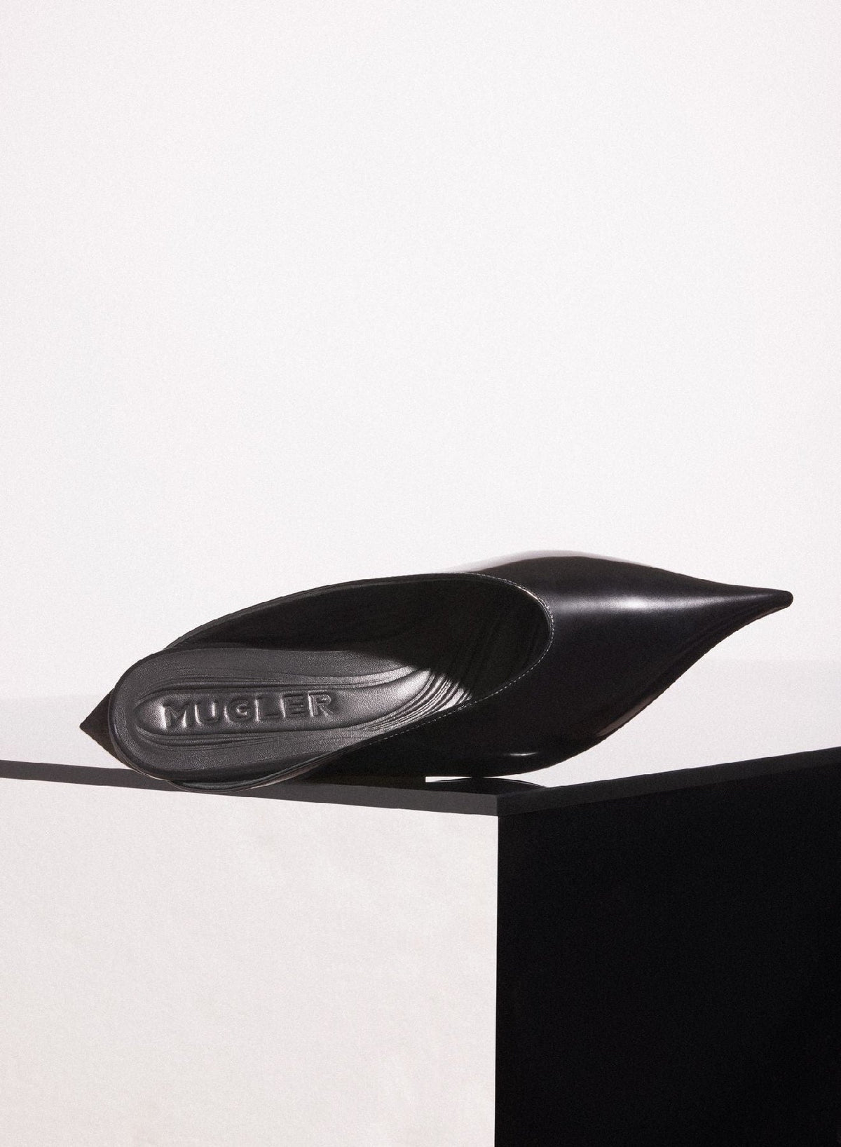 BLACK // black shiny leather fang flat  mules