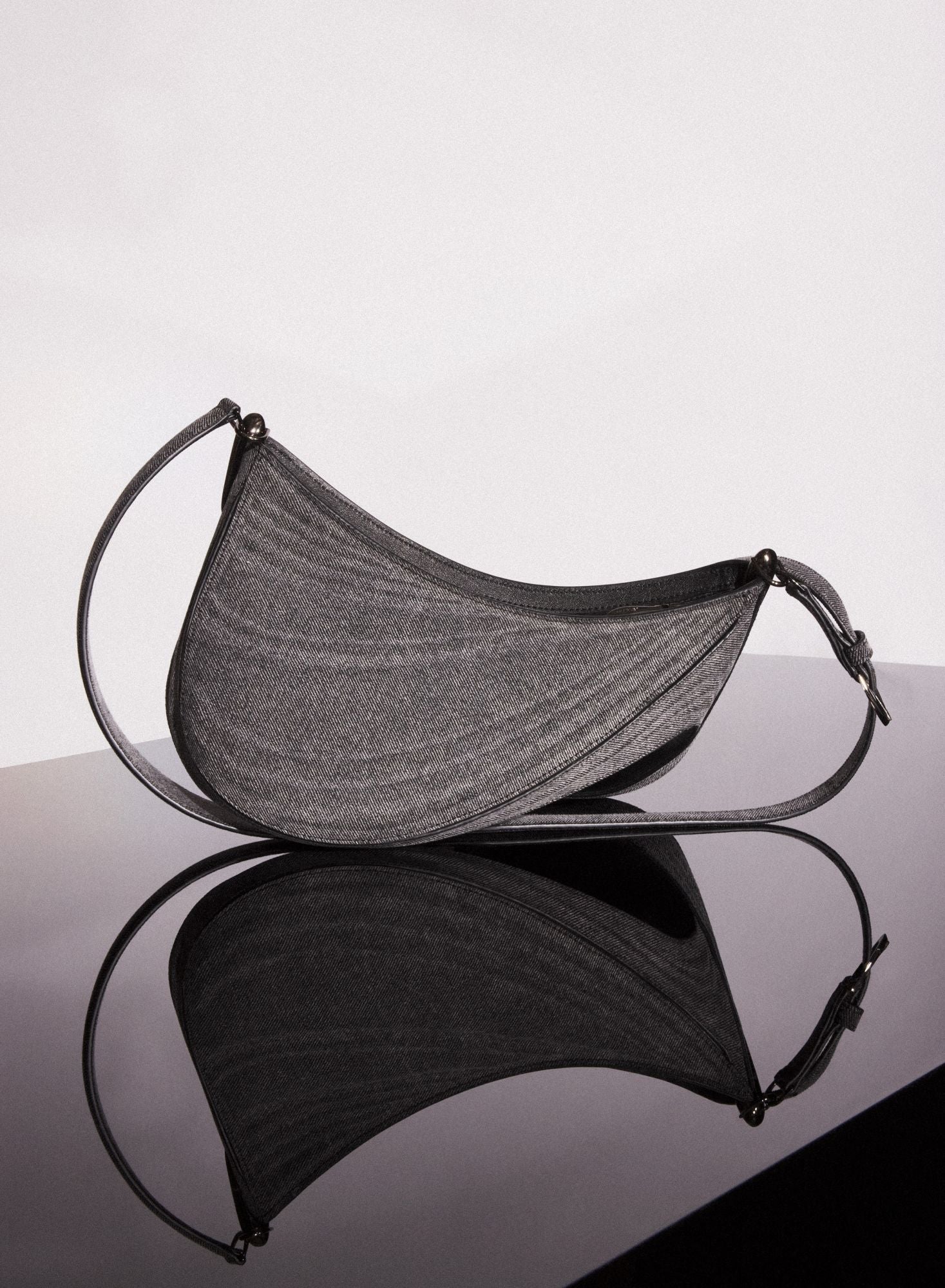 MEDIUM WASHED BLACK DENIM SPIRAL CURVE 01