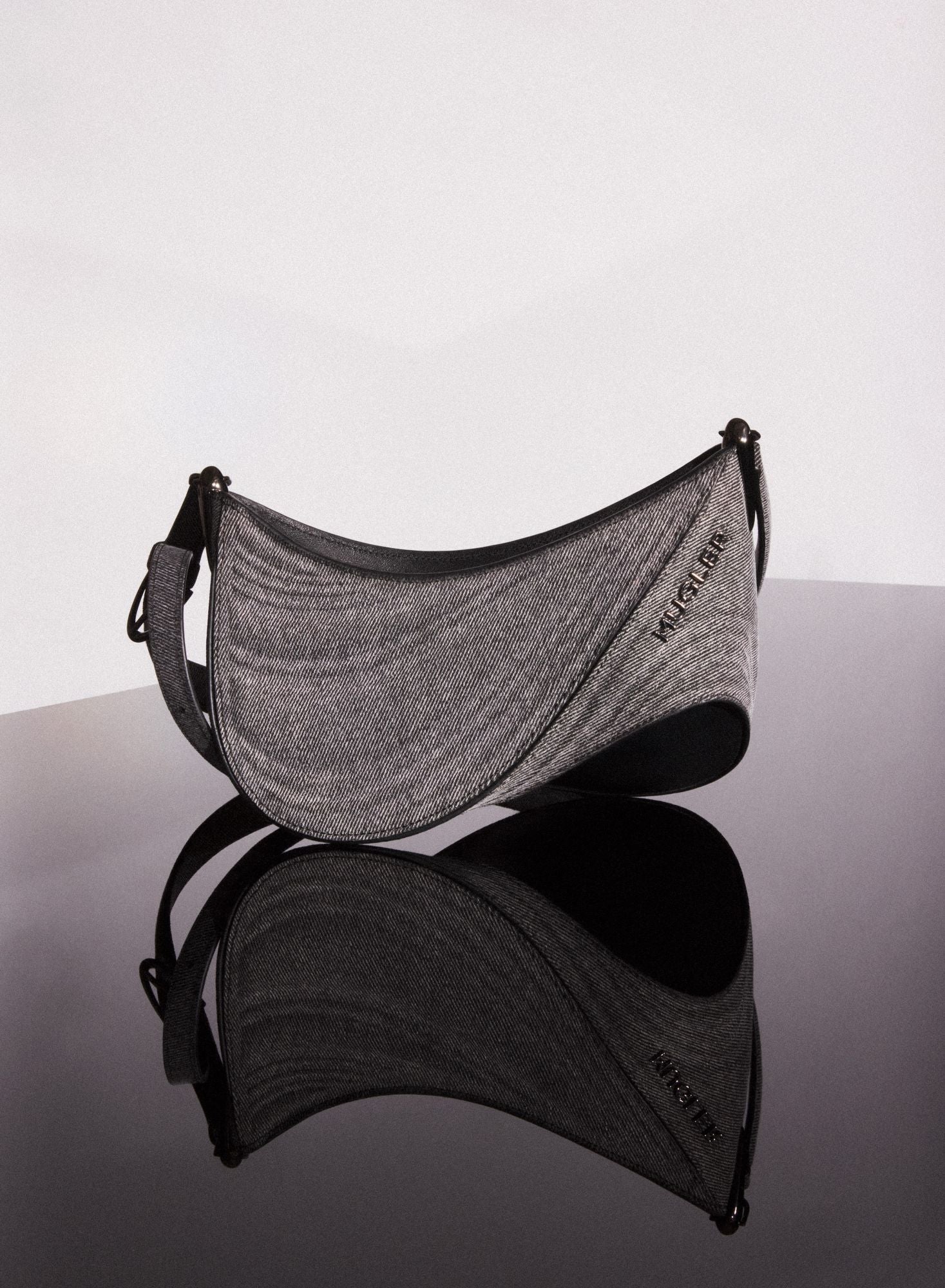 MEDIUM WASHED BLACK DENIM SPIRAL CURVE 01