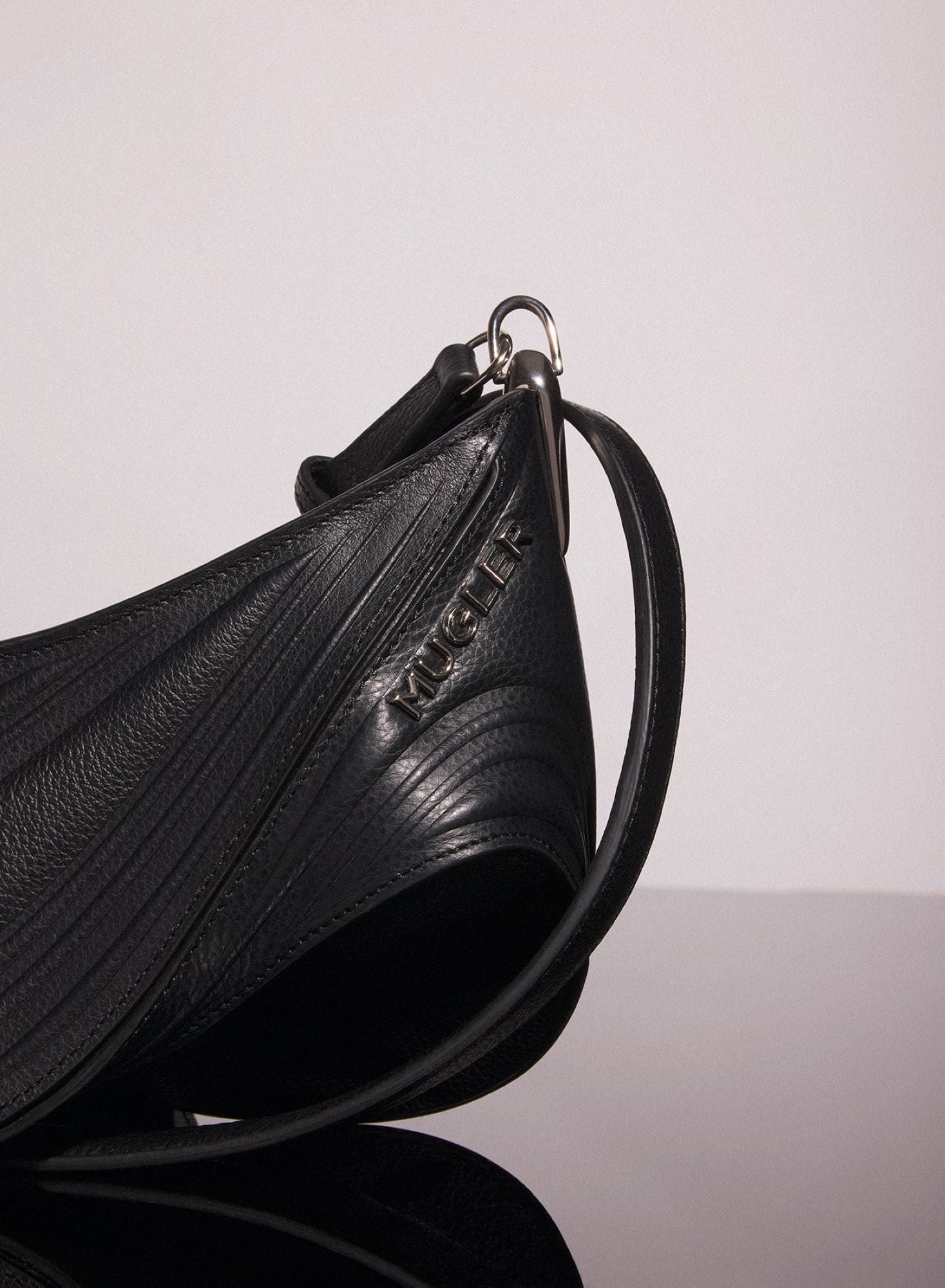 BLACK SMALL EMBOSSED SPIRAL CURVE 01