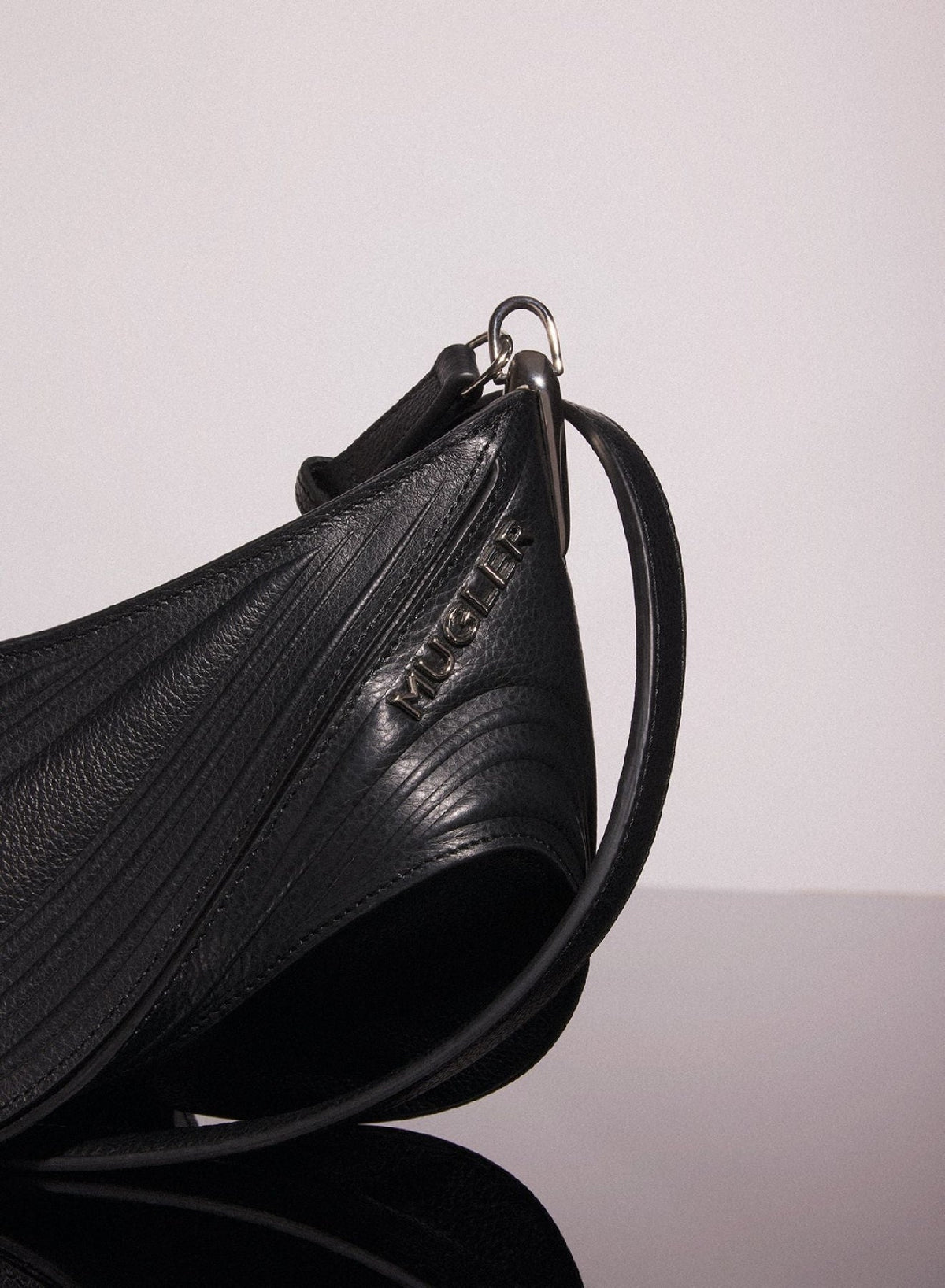 BLACK // black small embossed spiral curve 01