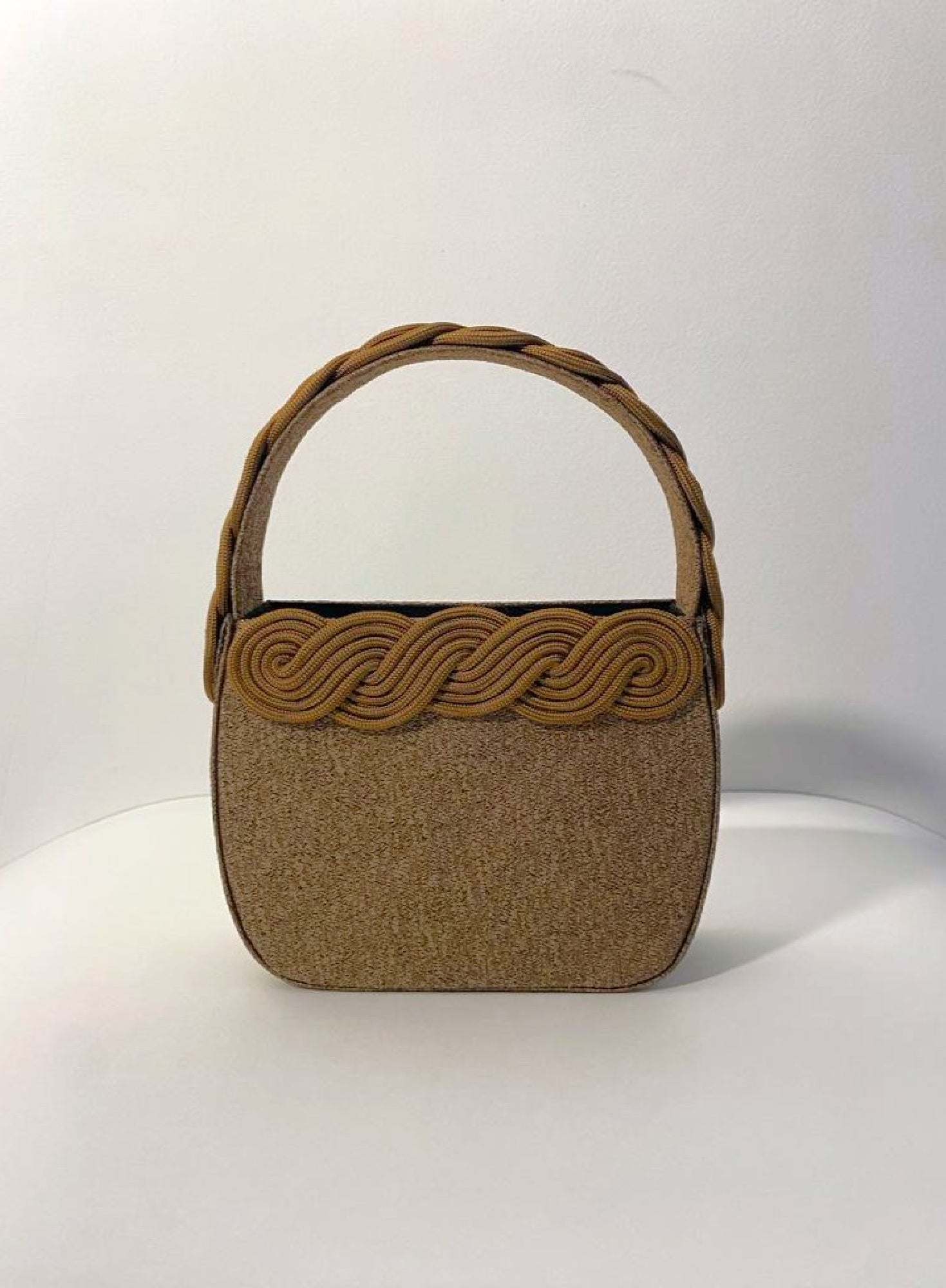 SPECKLED BEIGE GIO CREPE sac en crêpe sculptural avec détails de passementerie