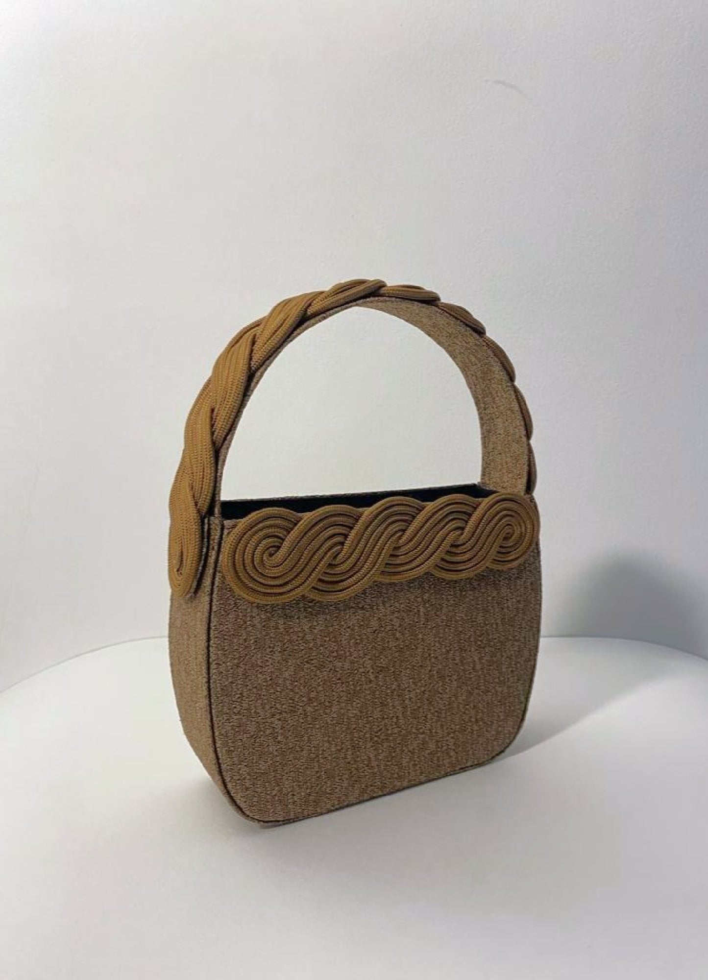 SPECKLED BEIGE GIO CREPE sac en crêpe sculptural avec détails de passementerie