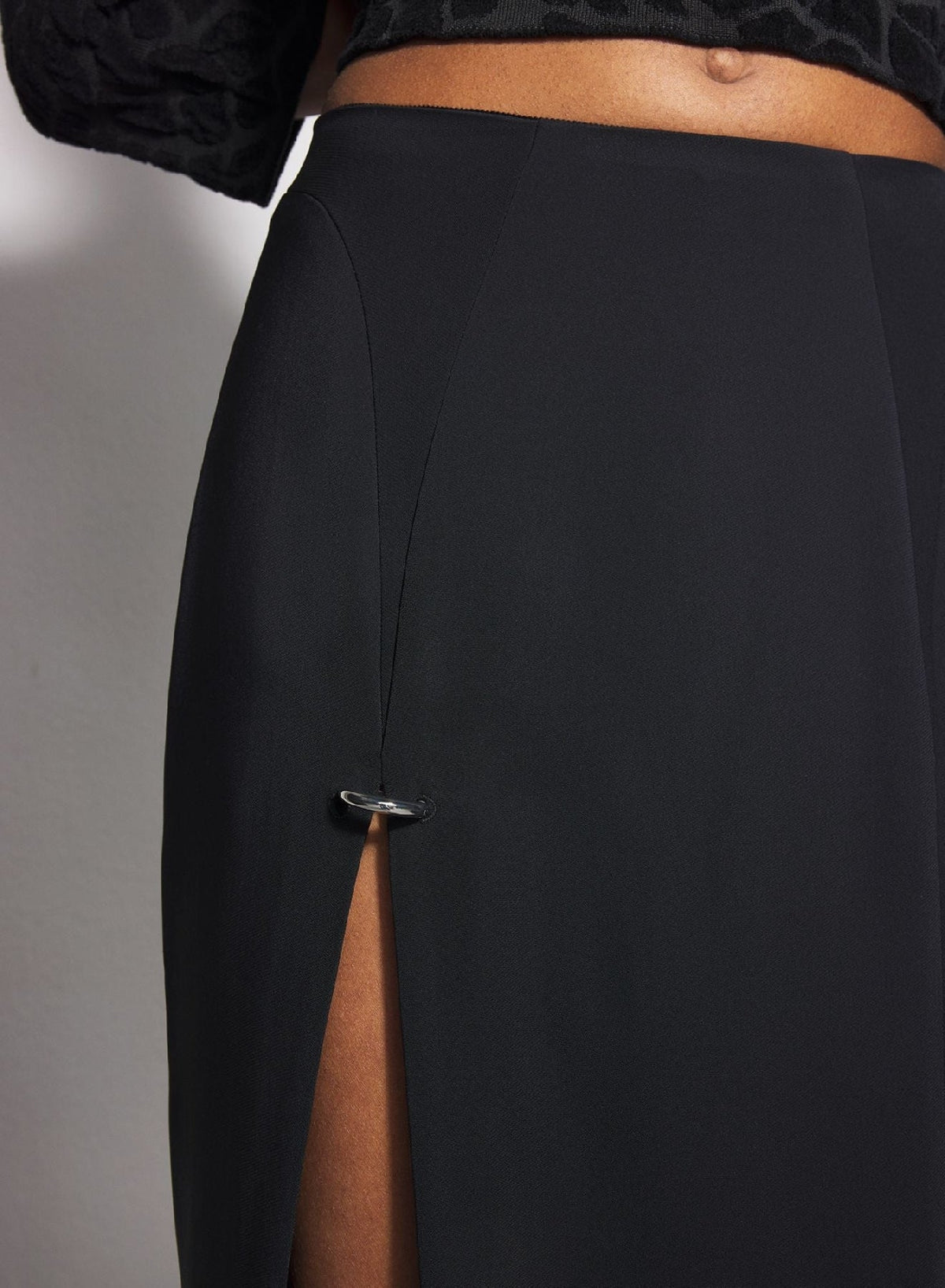 BLACK // black pierced pencil skirt