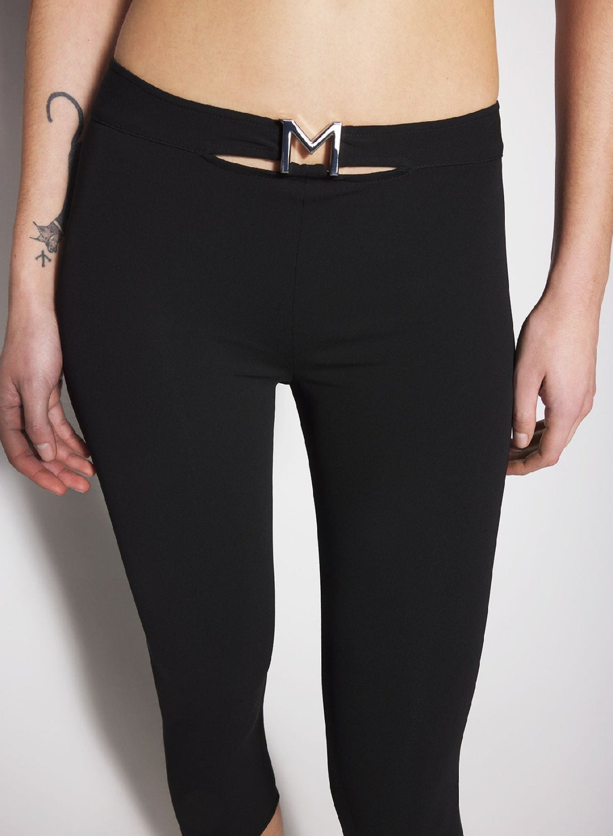 BLACK // black capri M pants