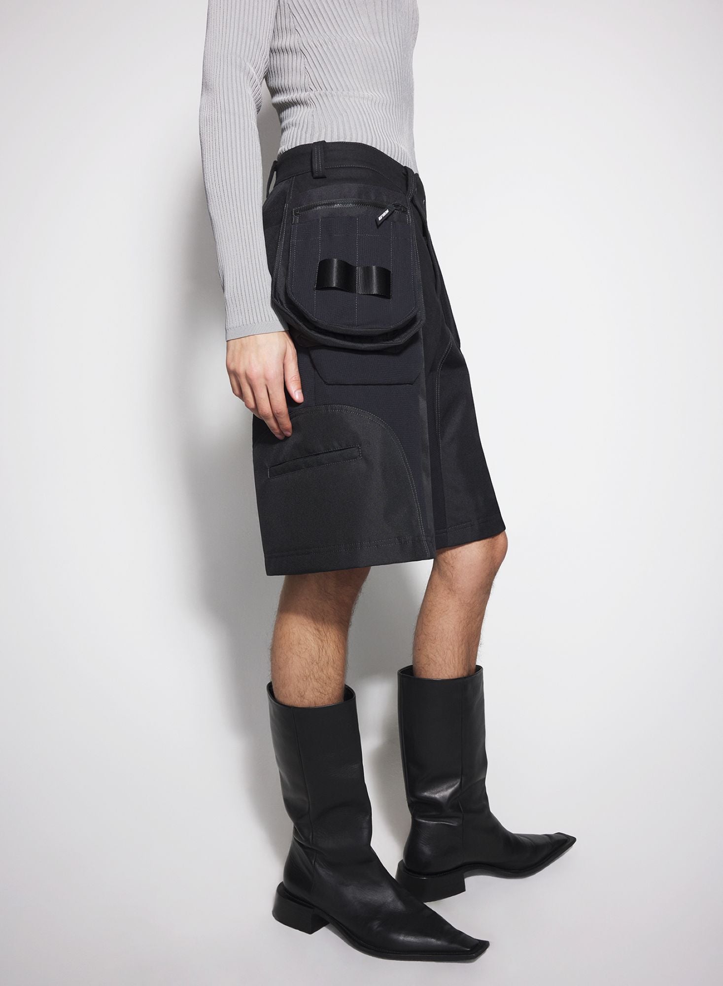 BLACK TECHNICAL FABRIC CARGO SHORTS