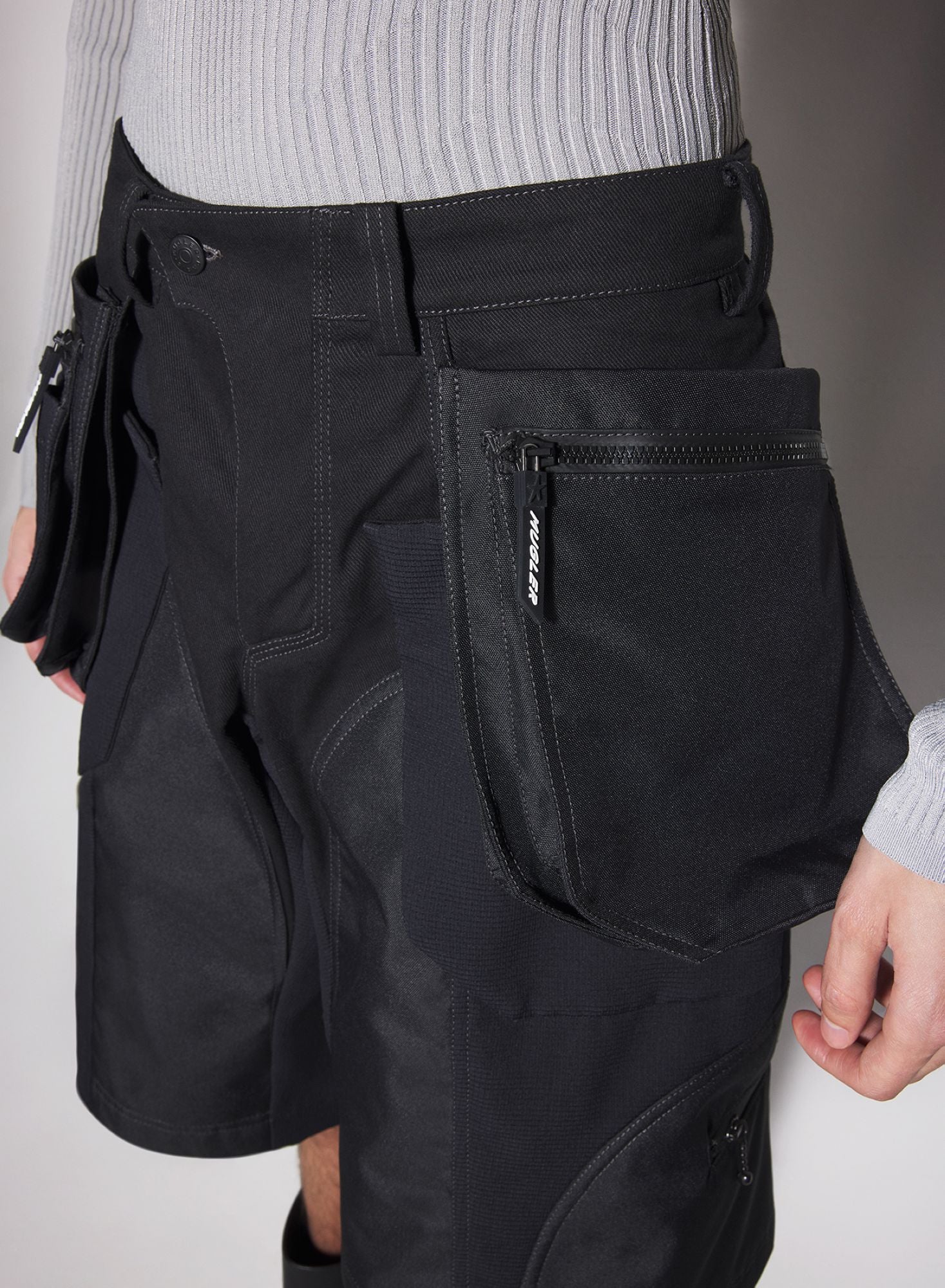BLACK TECHNICAL FABRIC CARGO SHORTS