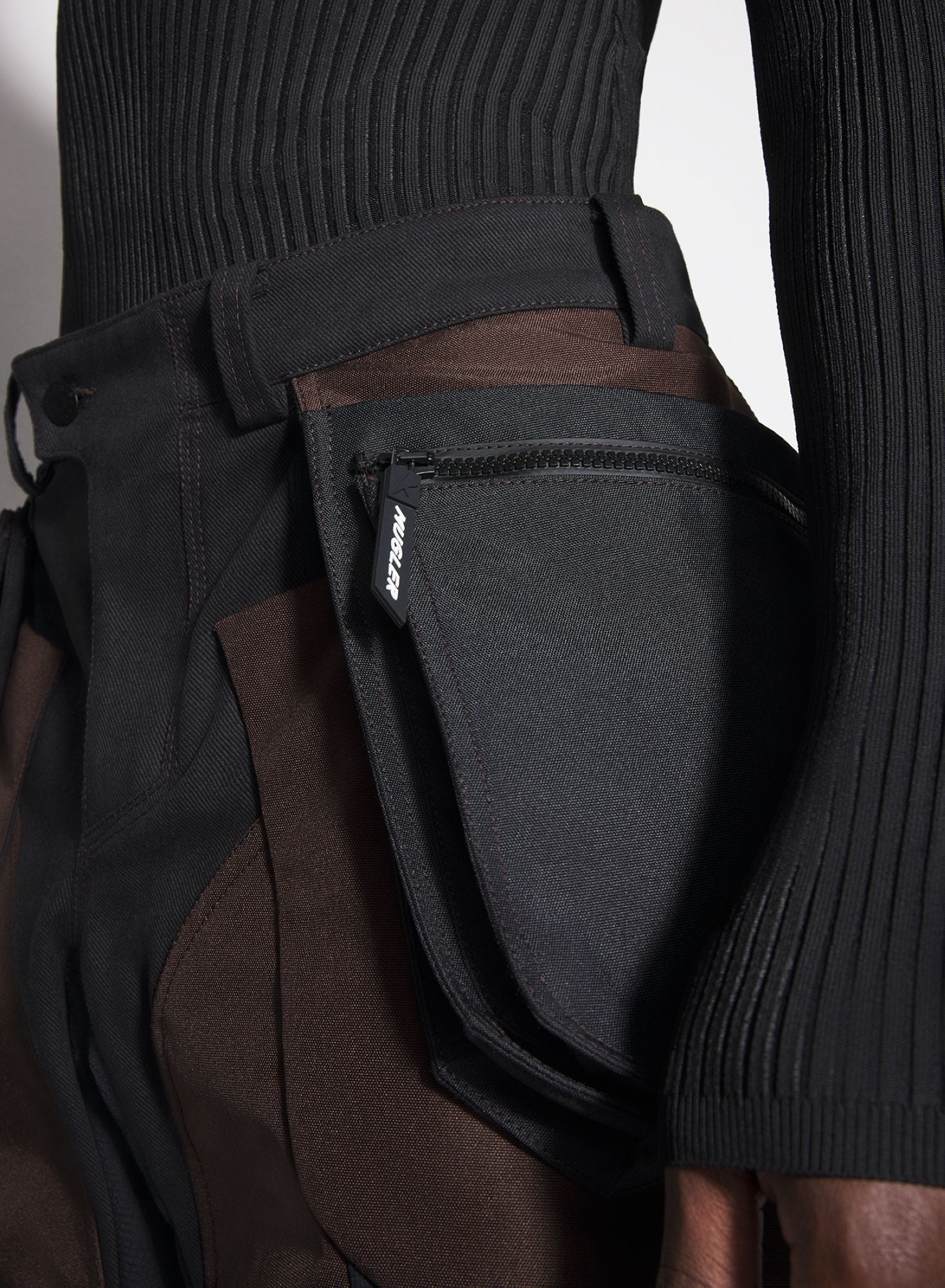 BLACK TECHNICAL FABRIC CARGO SHORTS