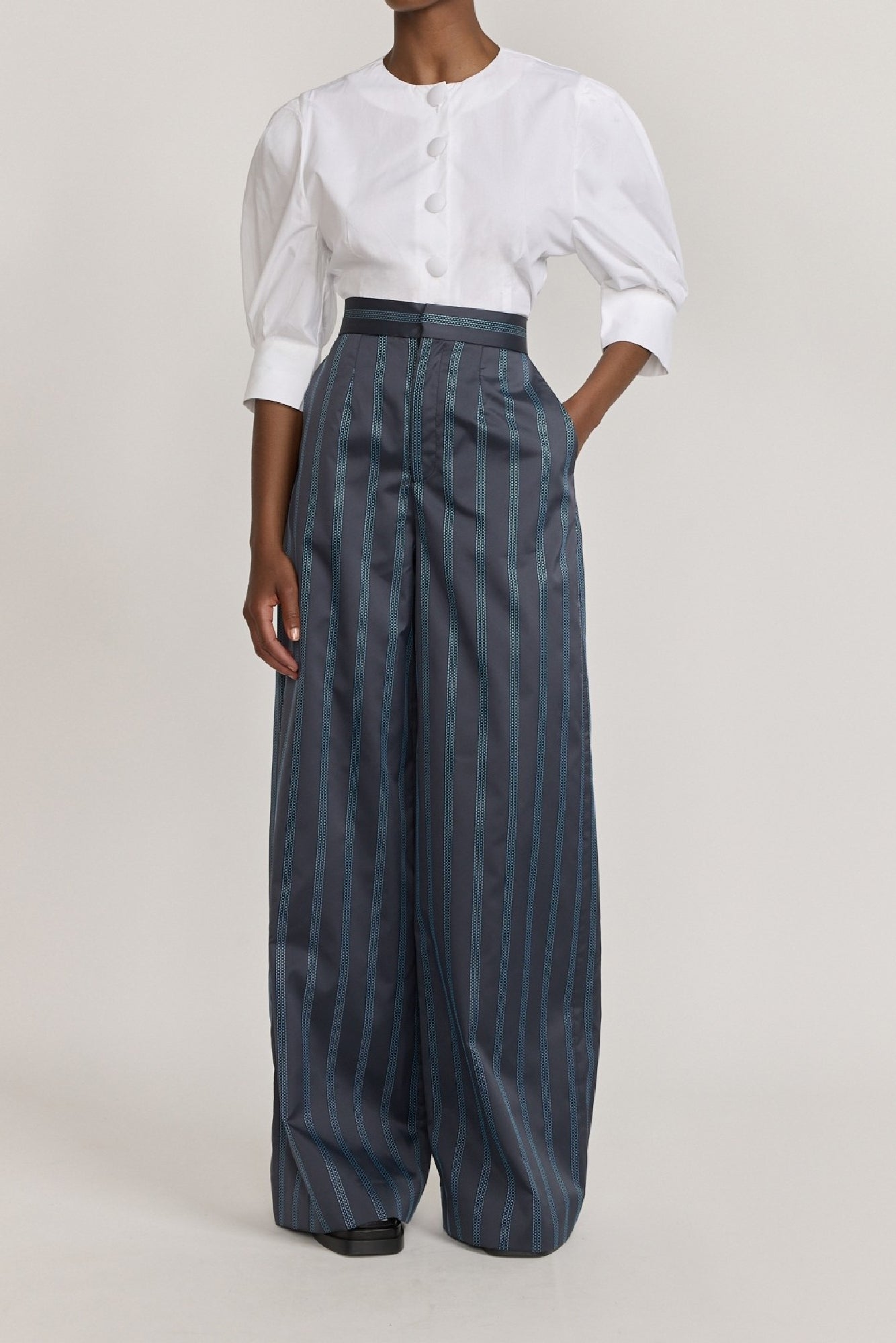 BLACK & CELESTE LENORE SATIN STRIPES pantalon large à rayures en satin