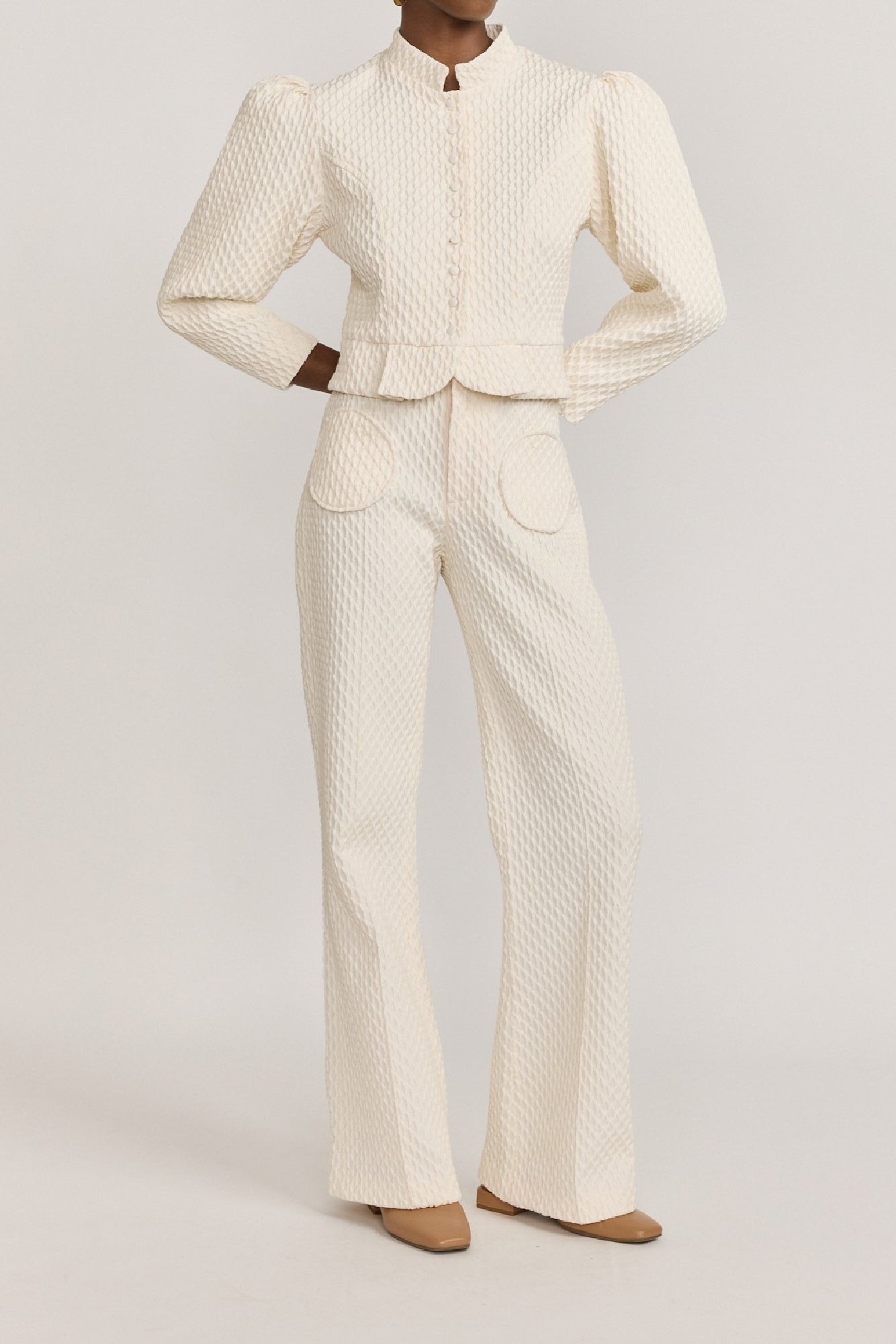 ECRU OLAFUR FLUTTER pantalon évasé en jacquard avec détails de poches circulaires