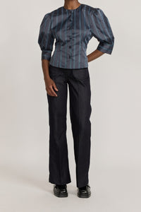BLACK & CELESTE JASPER SATIN STRIPES chemisier rayé en satin à manches bouffantes