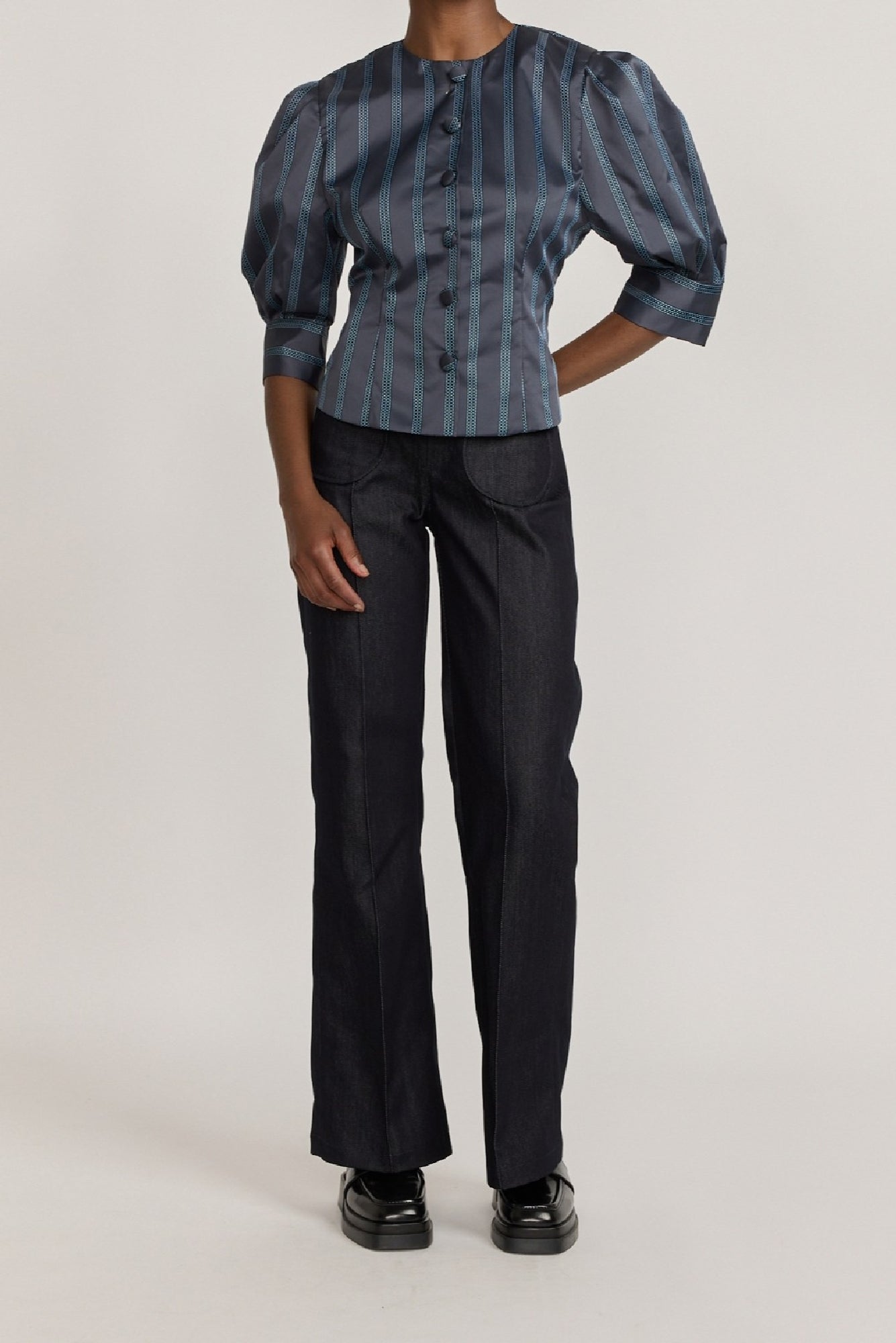 BLACK & CELESTE JASPER SATIN STRIPES chemisier rayé en satin à manches bouffantes