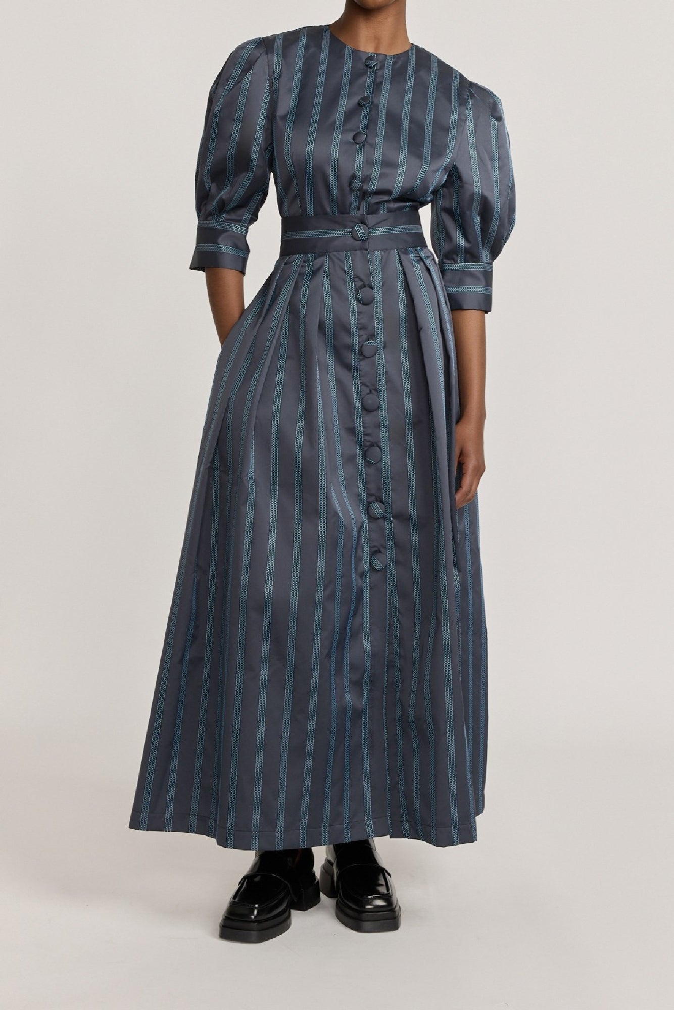 BLACK & CELESTE IRVING SATIN STRIPES jupe longue à rayures en satin avec détails boutonnés
