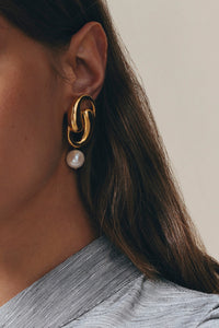 WHITE SONIA KNOT PEARL CLIP Boucles d'oreilles à clip géométriques avec pierres