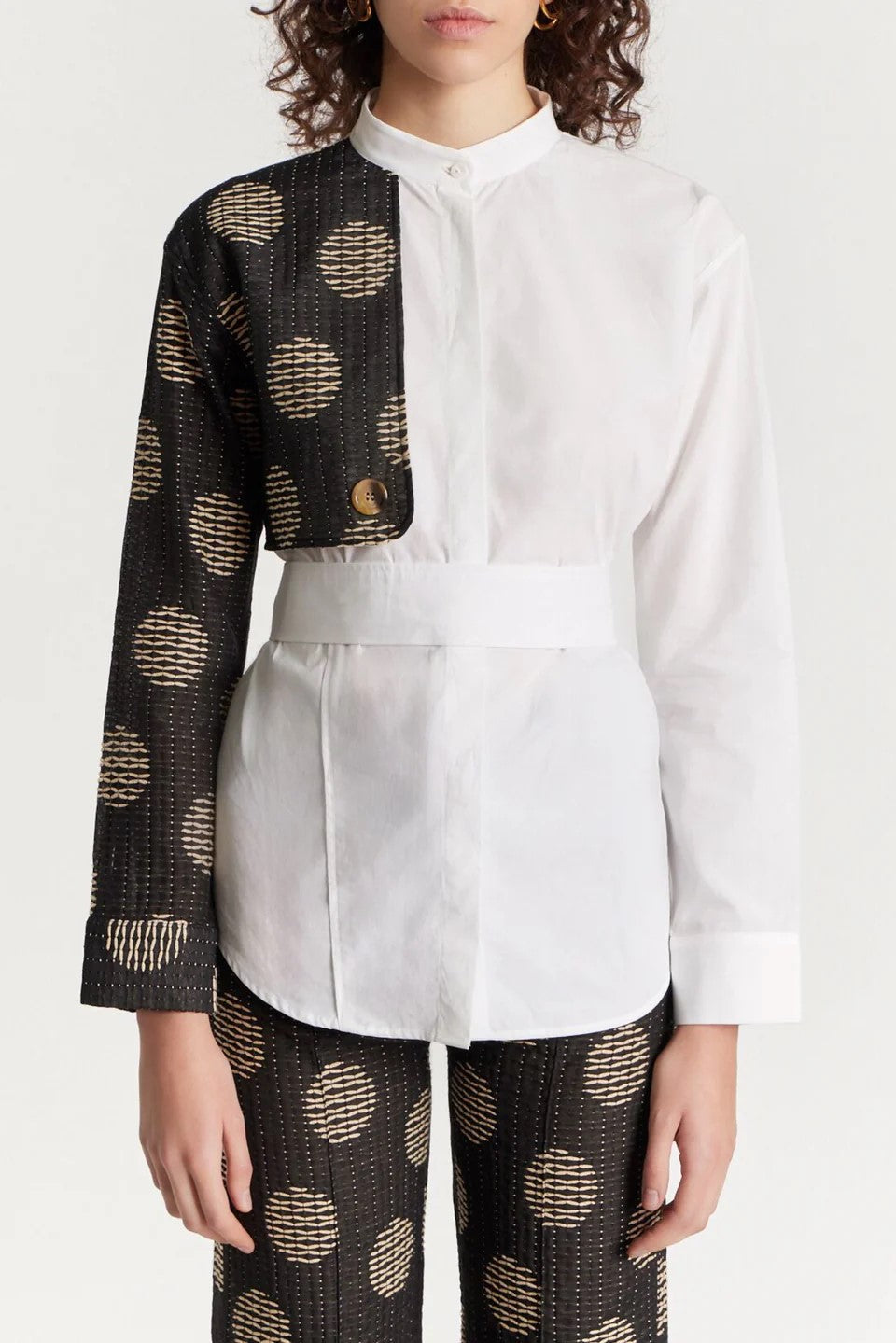 BLACK & WHITE HANS CIRCLE Chemise avec détails de manches asymétriques