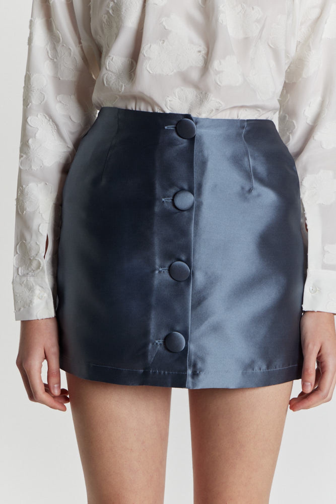 SLATE GREY LUCIO SMART mini-jupe en satin avec boutons