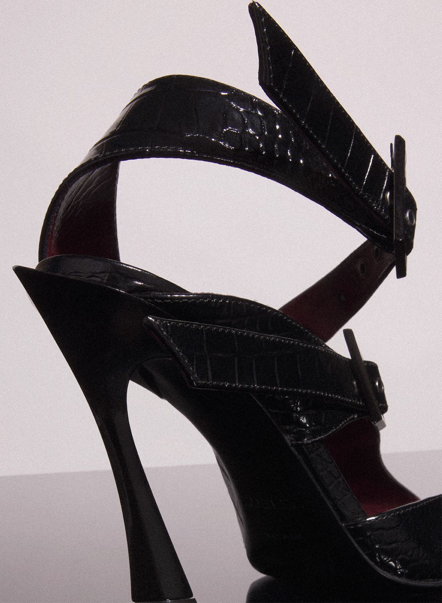 BLACK EMBOSSED CROCODILE BUCKLED FANG 95 MULES