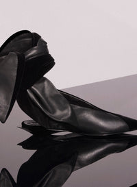 BLACK LEATHER KNOT FANG FLAT MULES