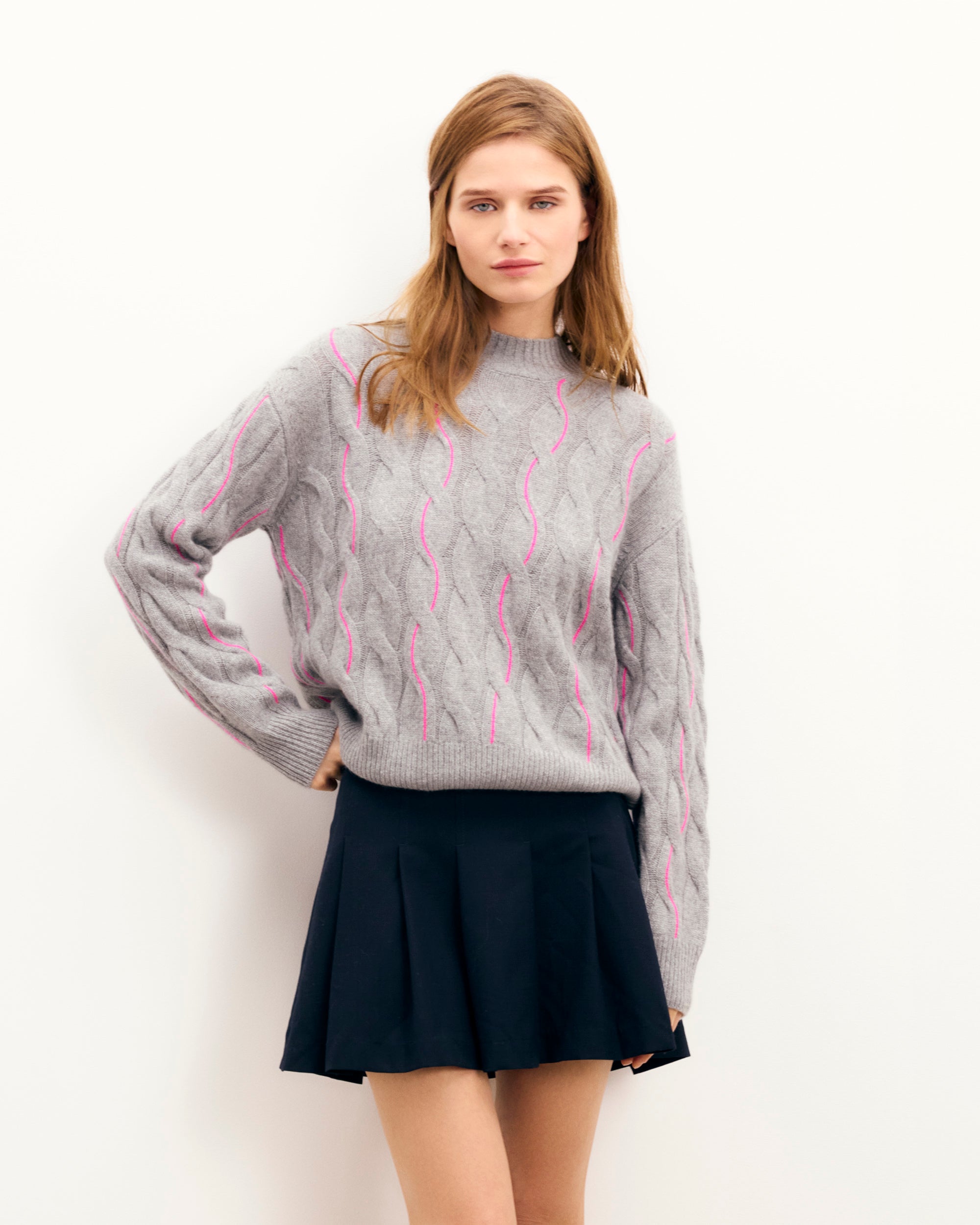 GRIS CHINE FONCE / NEW / QTY : 81 / Pull Col Rond Torsades Et Fil Contraste - Gris Chine Fonce