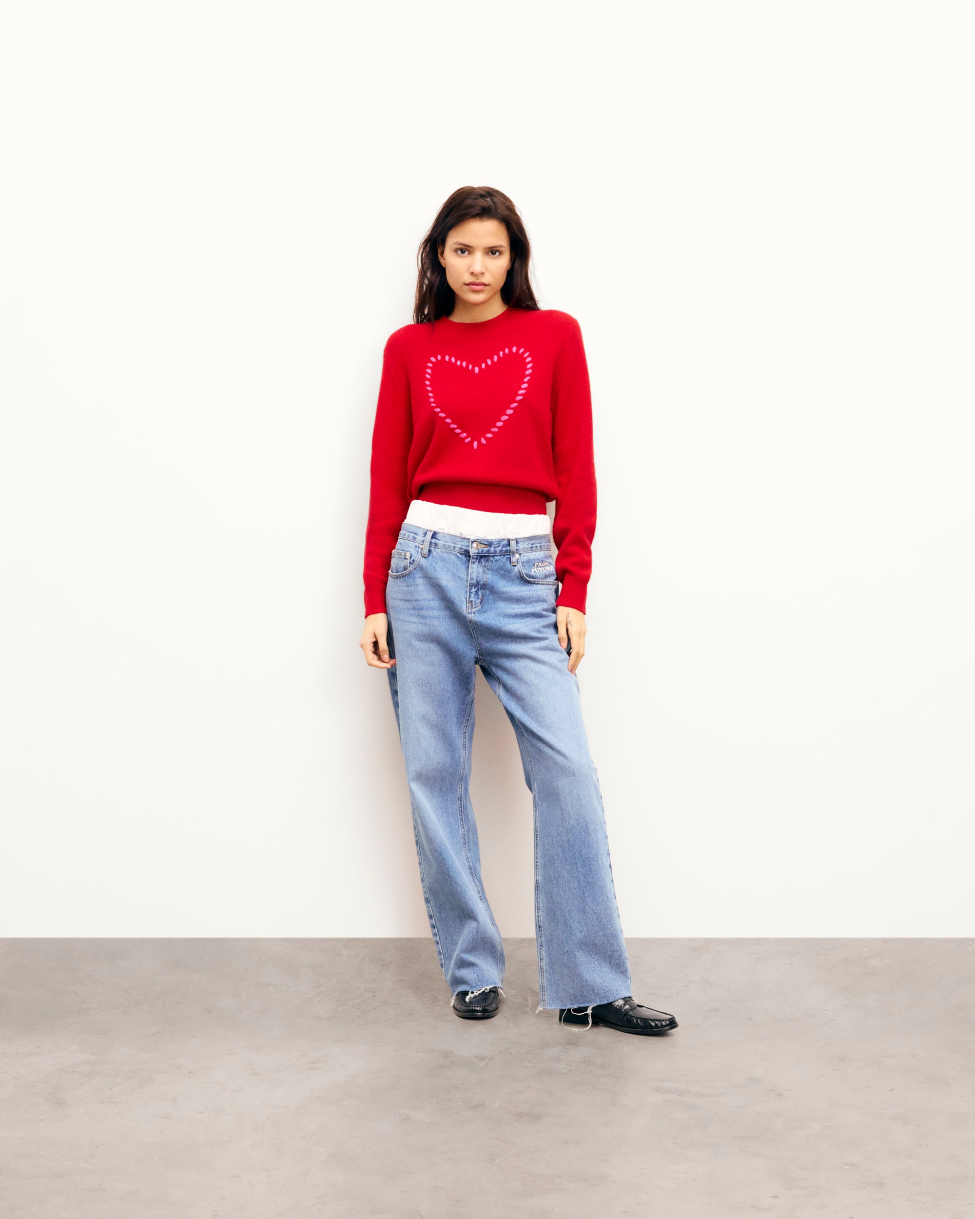 PASSION RED / NEW / QTY : 17 / Pull Col Rond Cœur Brodé - Passion Red