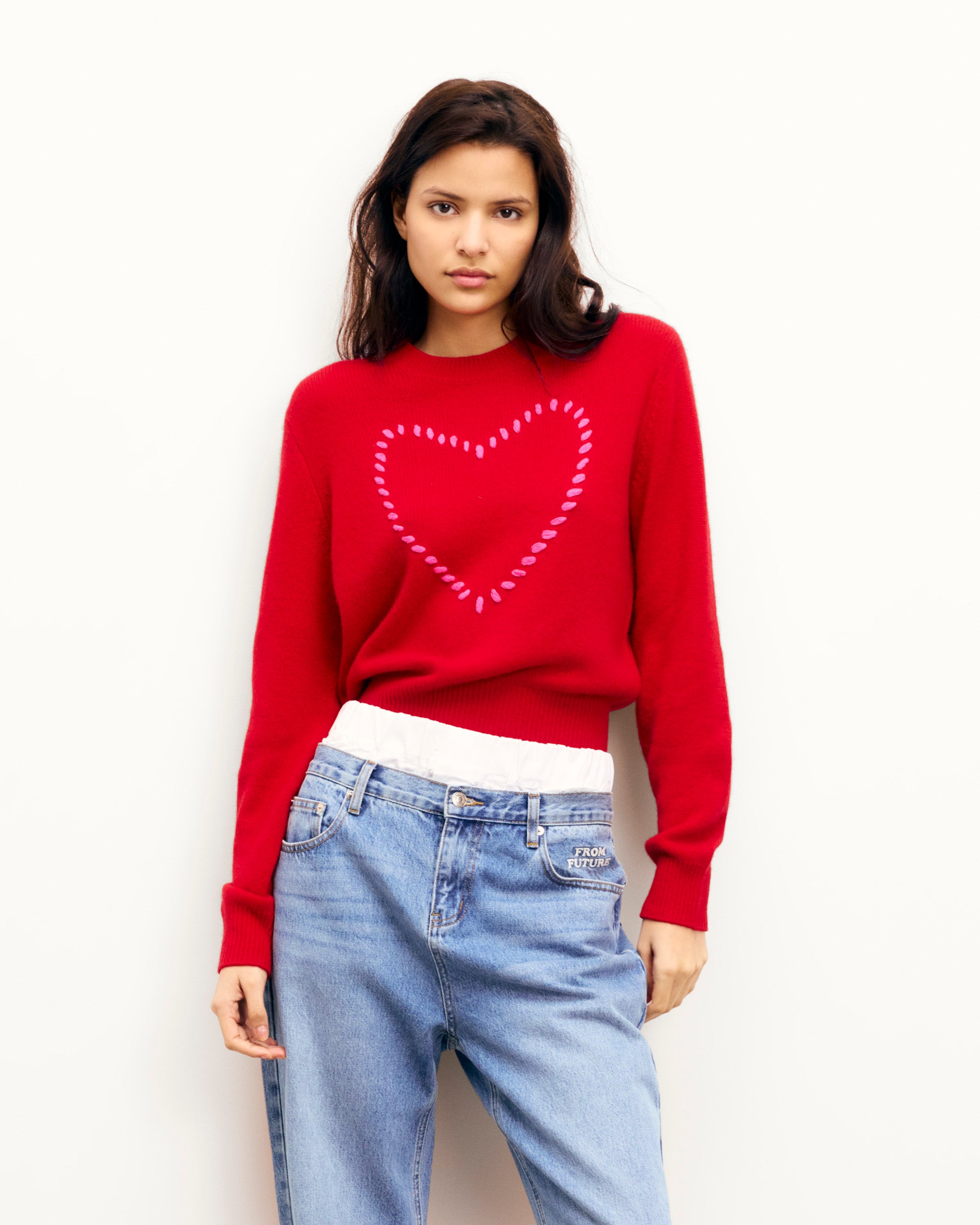 PASSION RED / NEW / QTY : 17 / Pull Col Rond Cœur Brodé - Passion Red