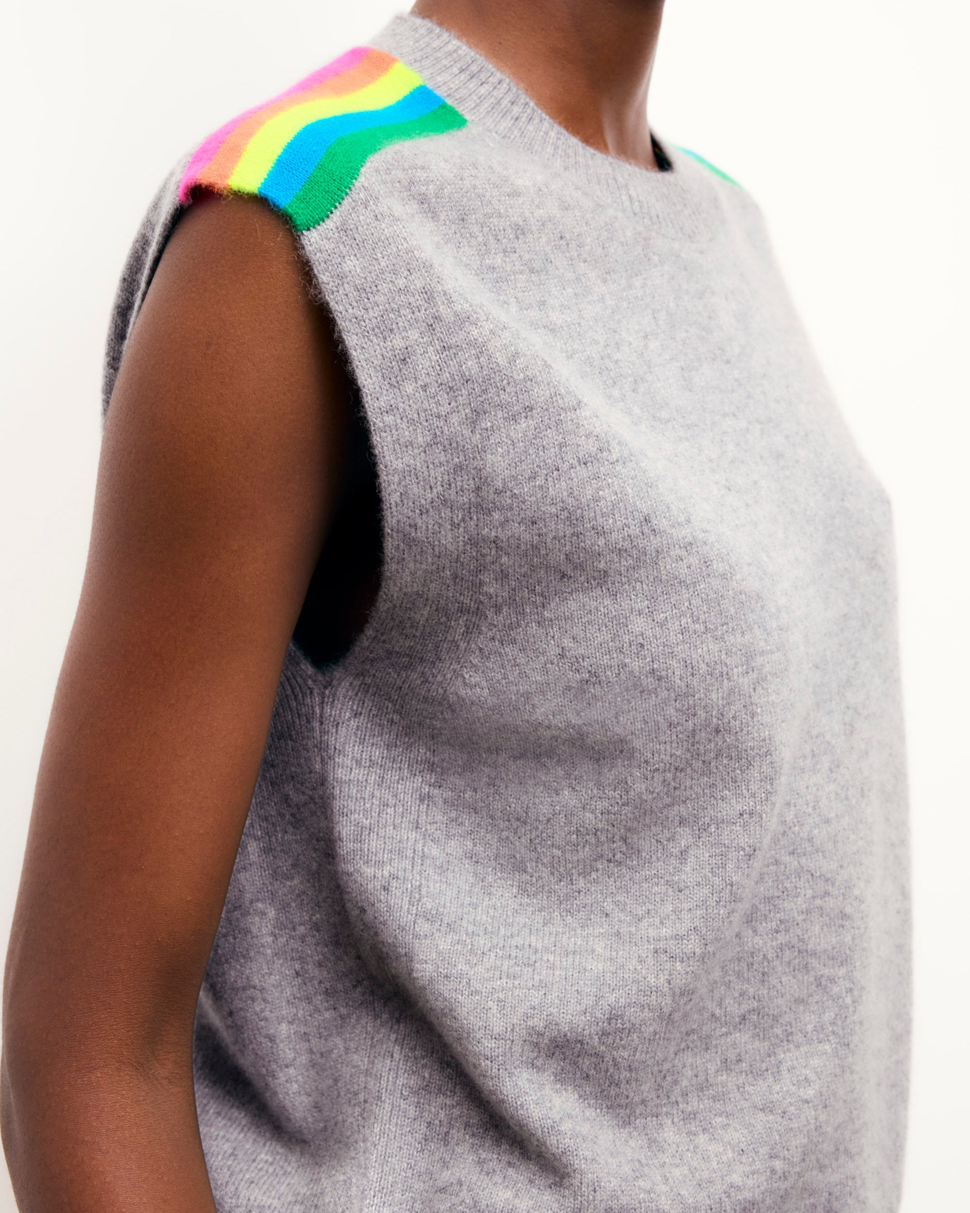 GRIS CHINE FONCE / NEW / QTY : 52 / Pull Sans Manches Bandes Multicolores - Gris Chine Fonce