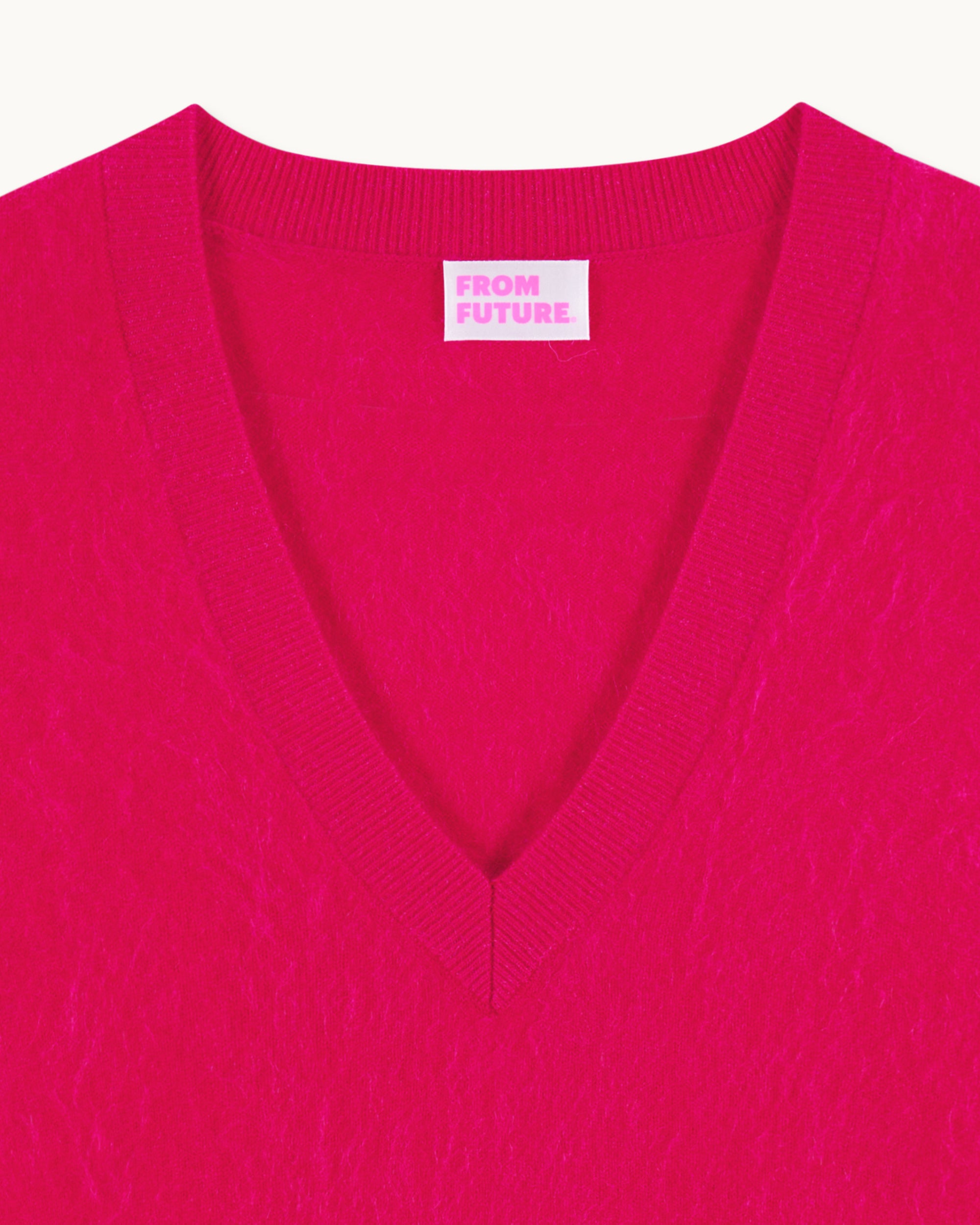 TROPICAL RASPBERRY / NEW / QTY : 30 / Pull Col V Cachemire Brossé - Tropical Raspberry