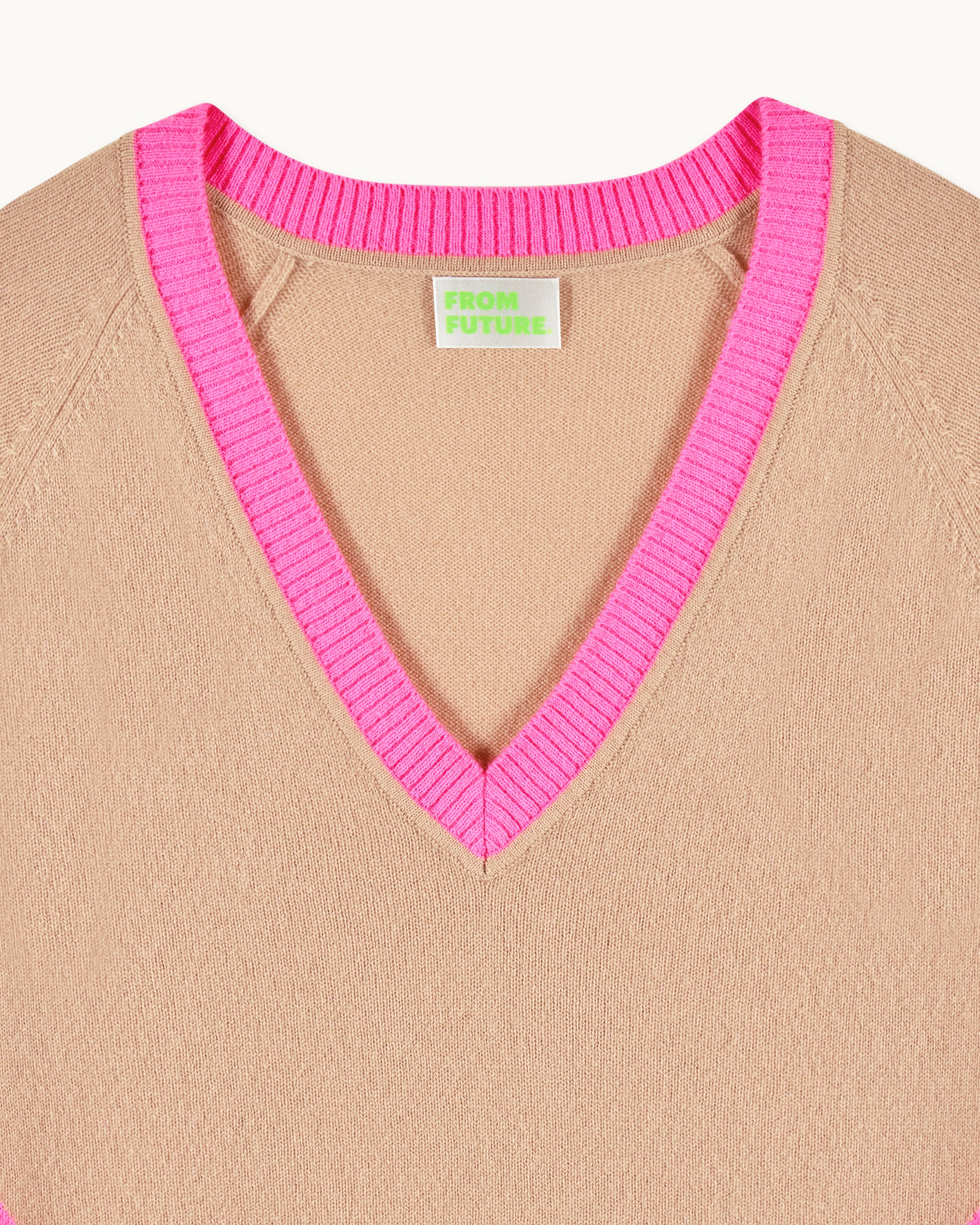 TROPICAL CAMEL / NEW / QTY : 55 / Pull Col V Cœurs et Bandes - Tropical Camel