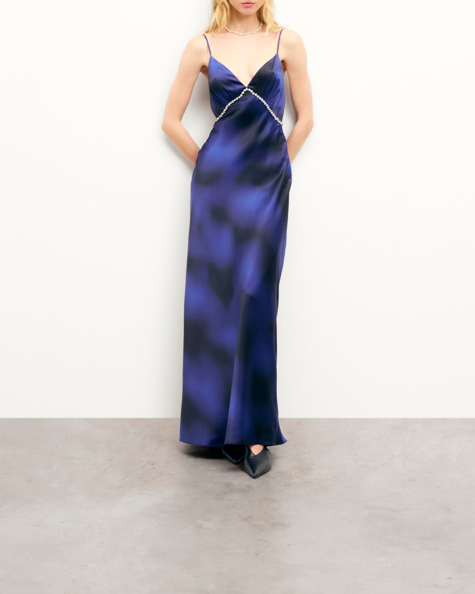 Robe longue à bretelles Esmée en soie - Blurry Night