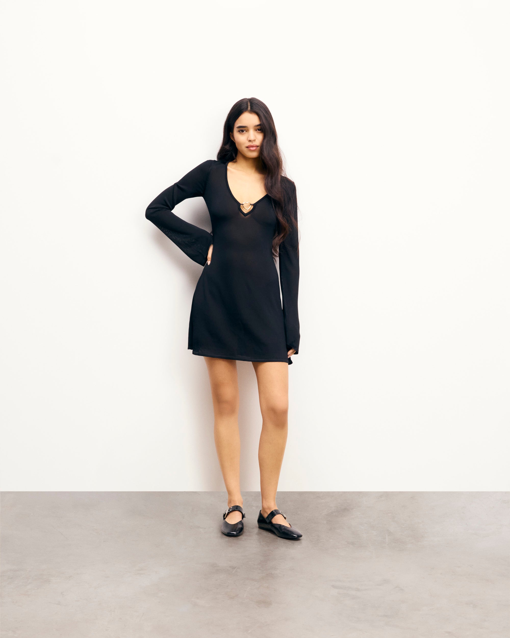 NOIR / NEW / QTY : 47 / Robe Courte Manches Longues Bijoux Cœur - Noir