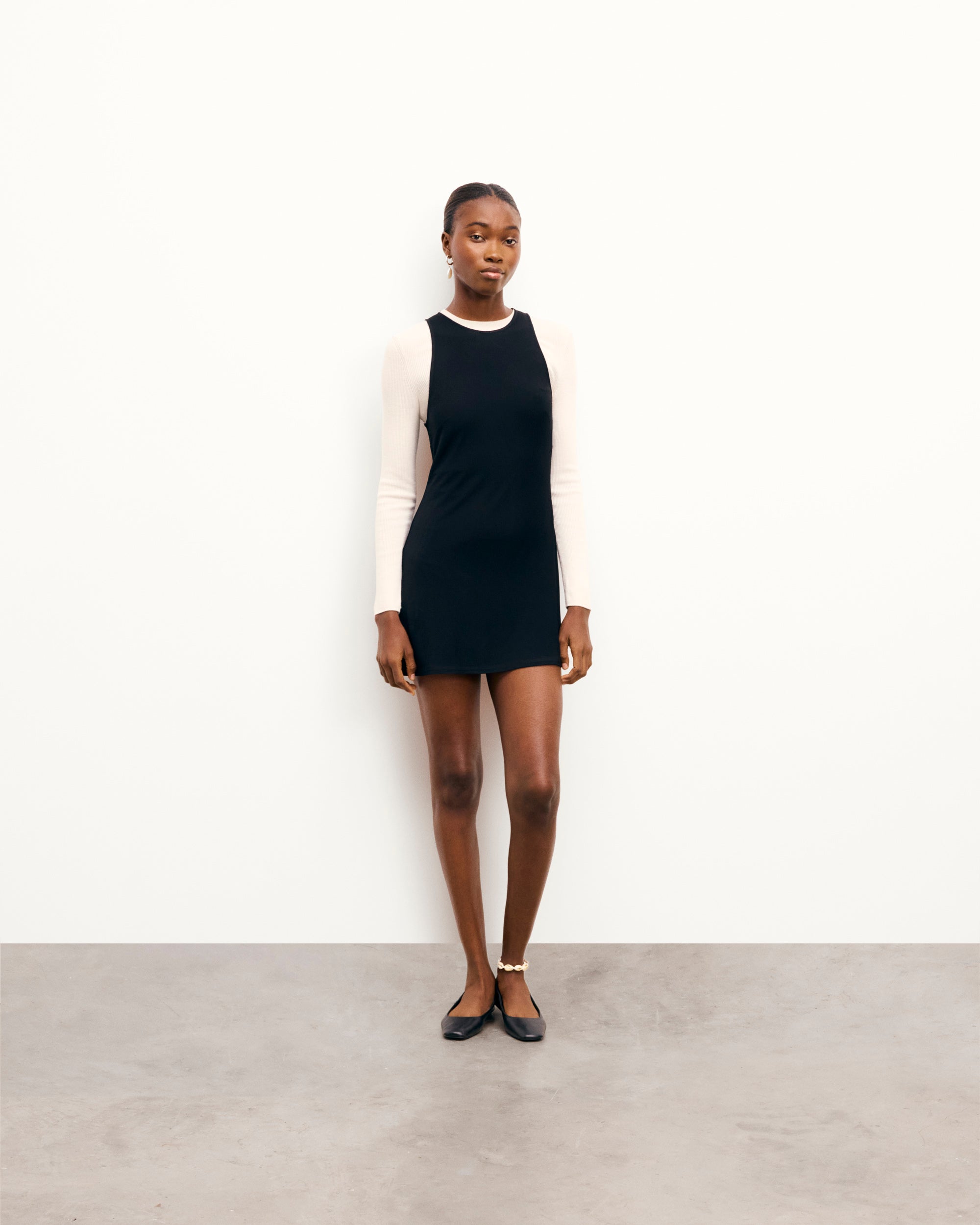 NOIR / NEW / QTY : 71 / Robe Courte Manches Courtes Emmy - Noir