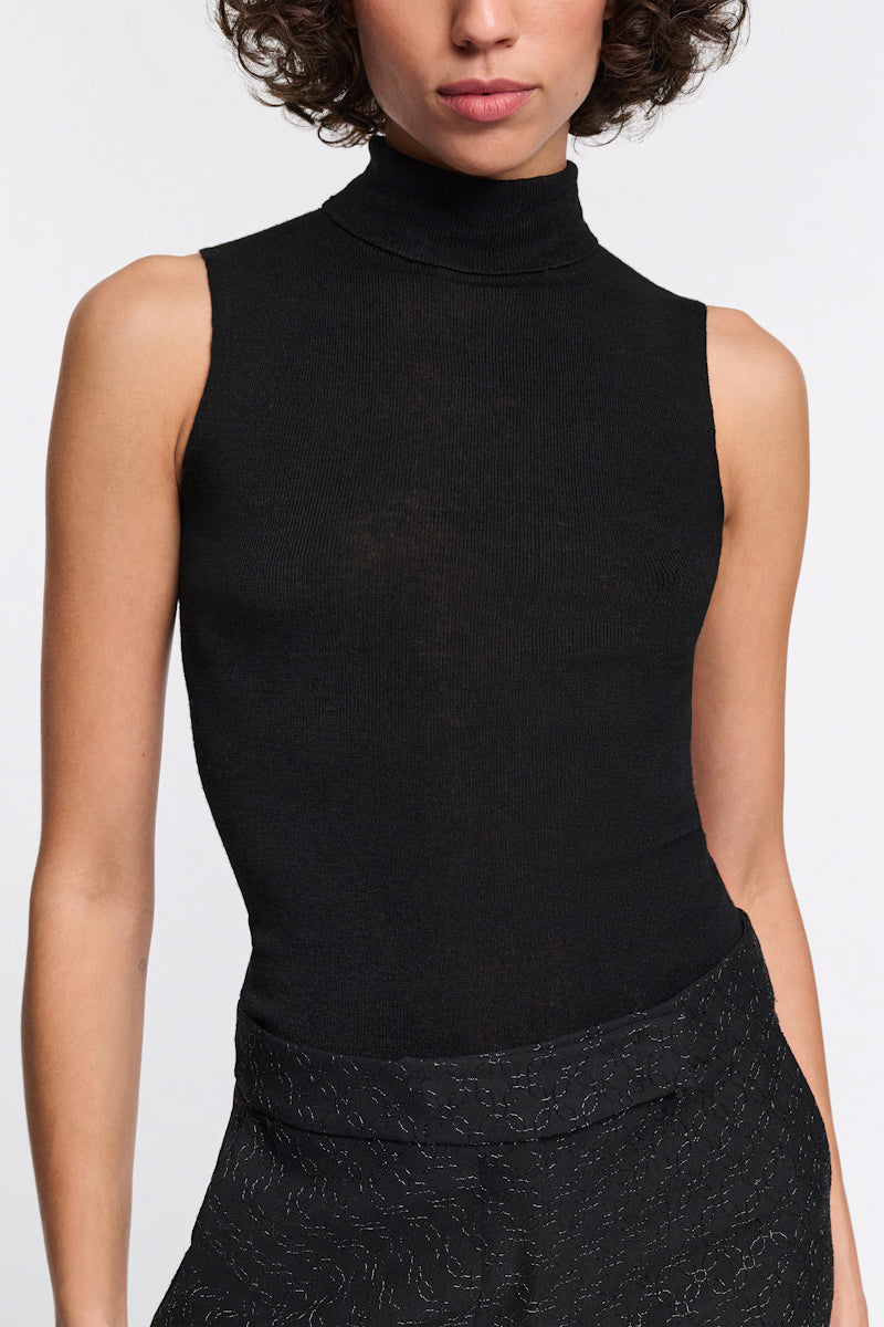 pure black // URBAN MERINO top
