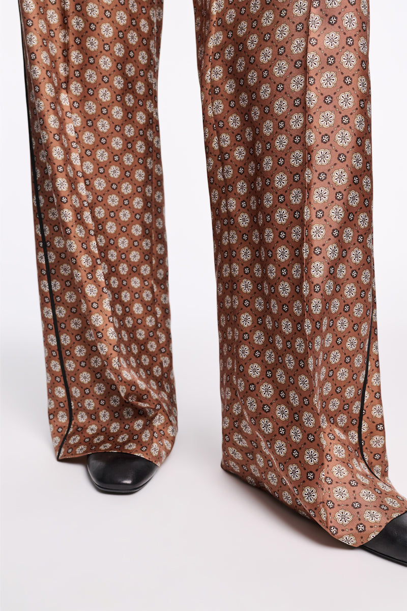 brown big tie // GRAPHIC DREAMS pants