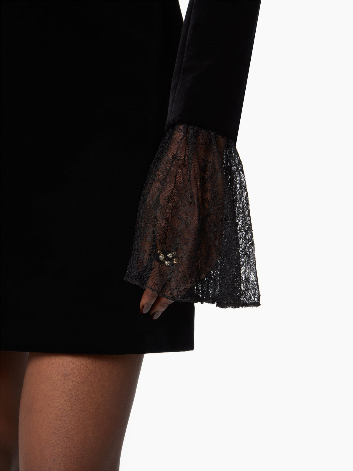 MINI-ROBE À COL EN V AVEC DÉTAILS EN NŒUD ET POIGNETS EN CLOCHE EN VELOURS ET DENTELLE - Noir