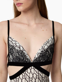 ROBE MIDI À FINES BRETELLES, ORNÉE D'UN IMPRIMÉ DU LOGO NR INTÉGRAL ET D'UN EMPIÈCEMENT EN DENTELLE. - Blanc