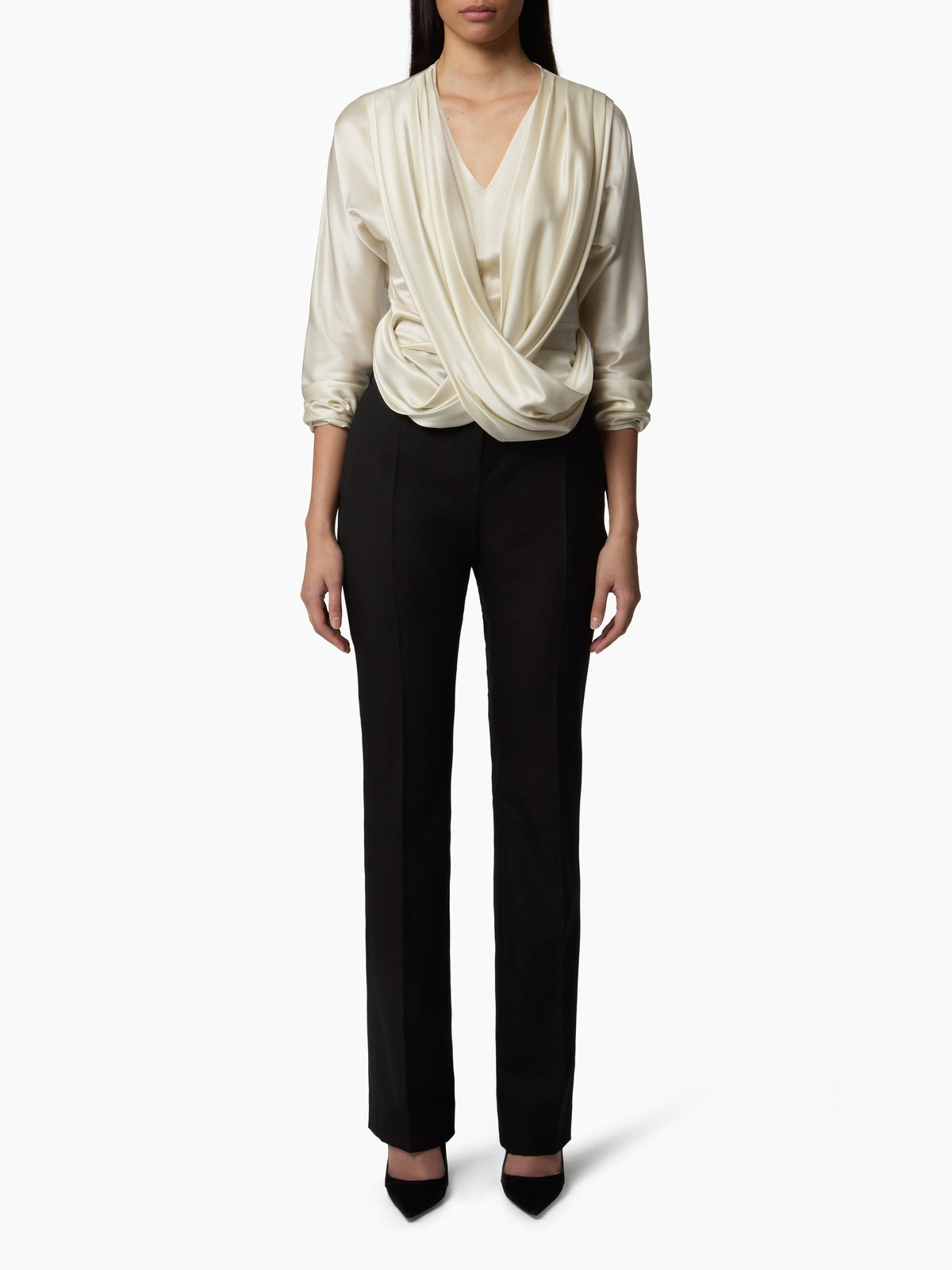 TOP COL V AVEC DÉTAIL DE NŒUD EN SATIN