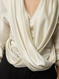 TOP COL V AVEC DÉTAIL DE NŒUD EN SATIN