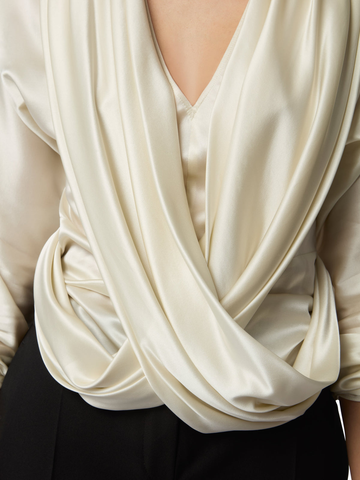 TOP COL V AVEC DÉTAIL DE NŒUD EN SATIN
