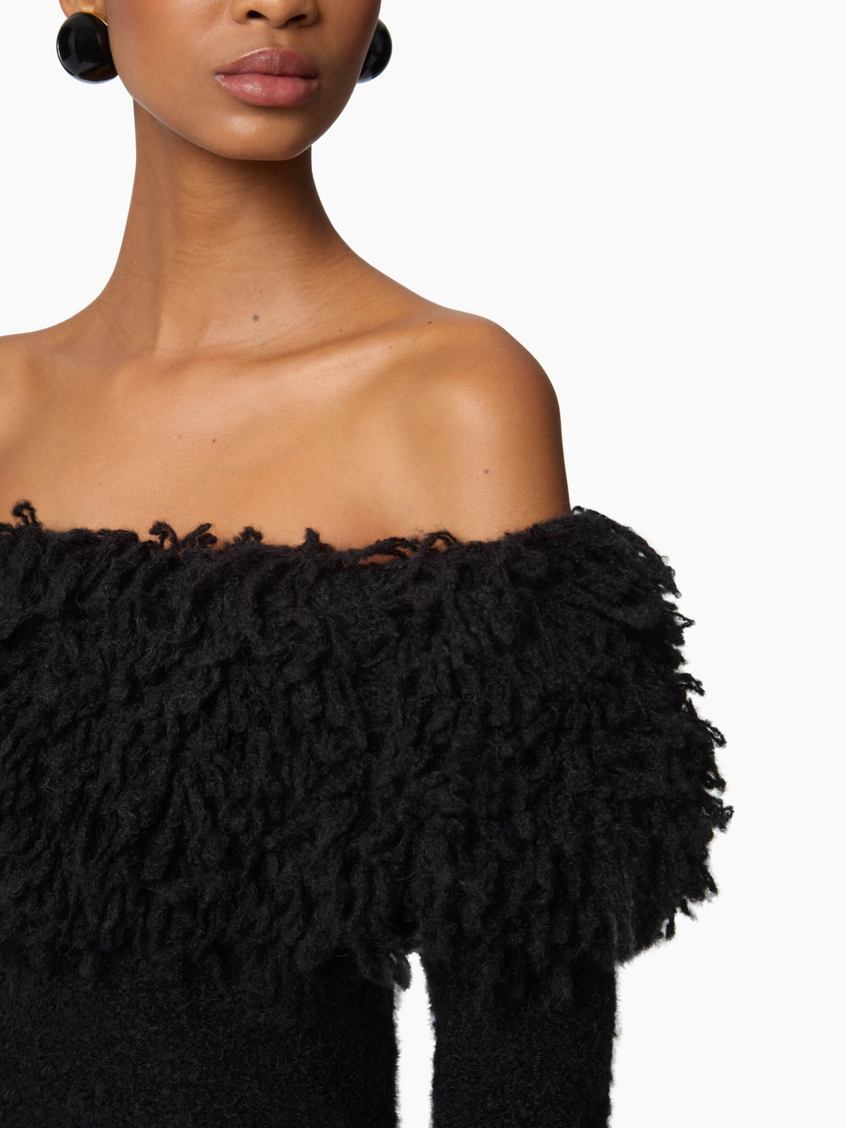 HAUT À ÉPAULES DÉNUDÉES EN MAILLE BOUCLÉE D'ALPAGA ET DE LAINE, ORNÉ DE FRANGES. - Noir