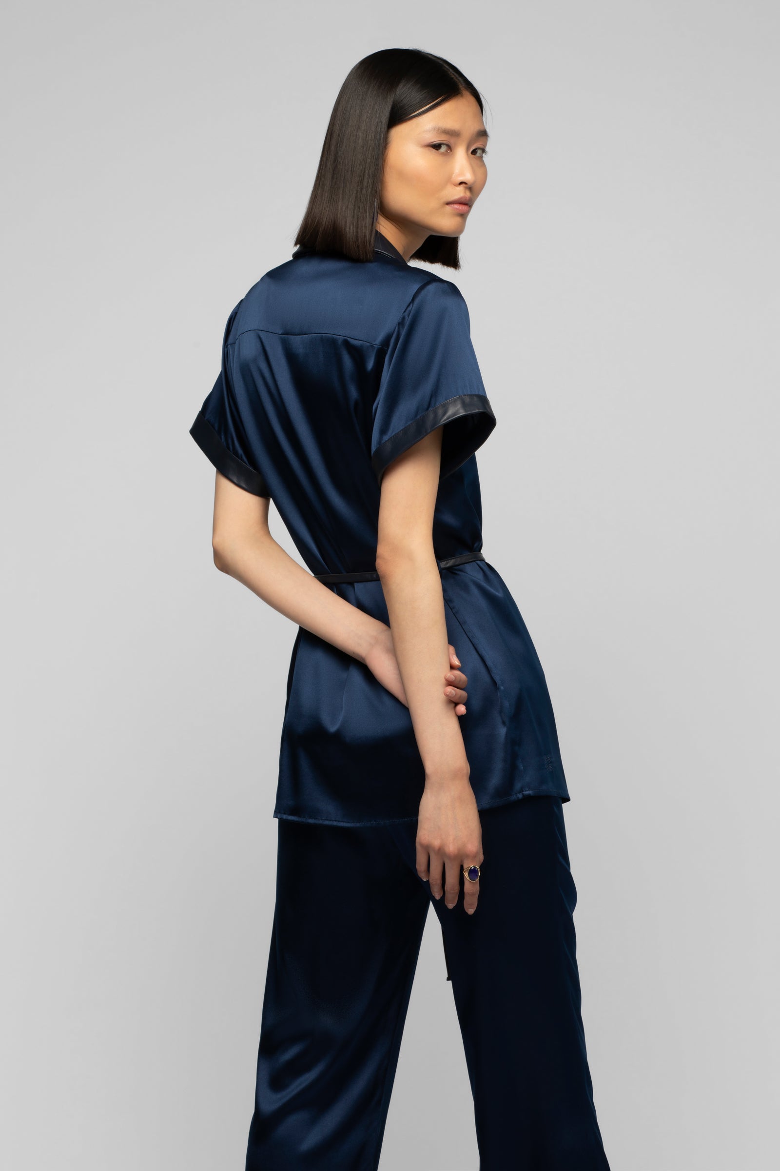 10 QTY NEW CHEMISE SM AVEC DETAIL EN CUIR