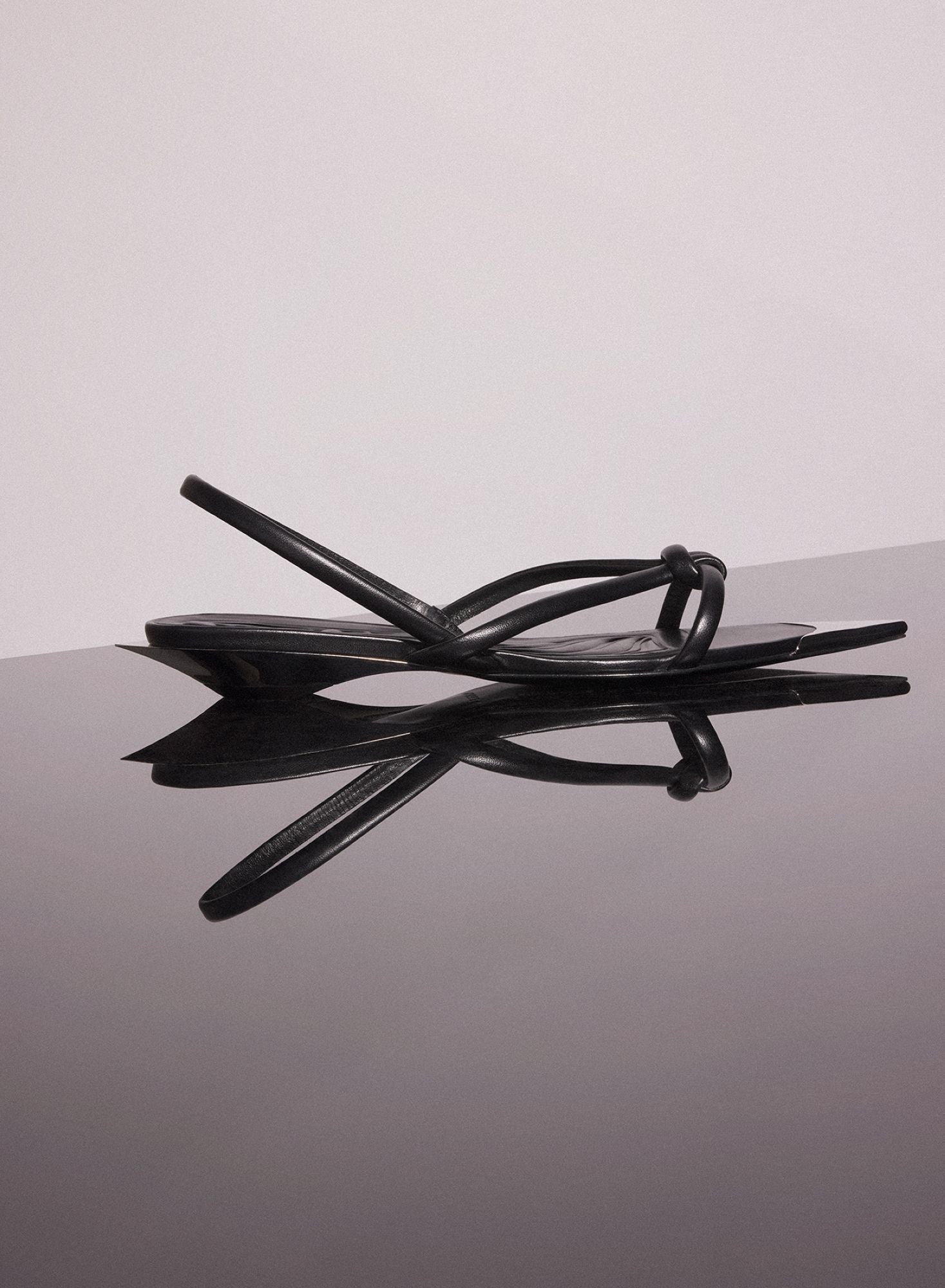 BLACK LEATHER KNOTTED FLAT SANDALS