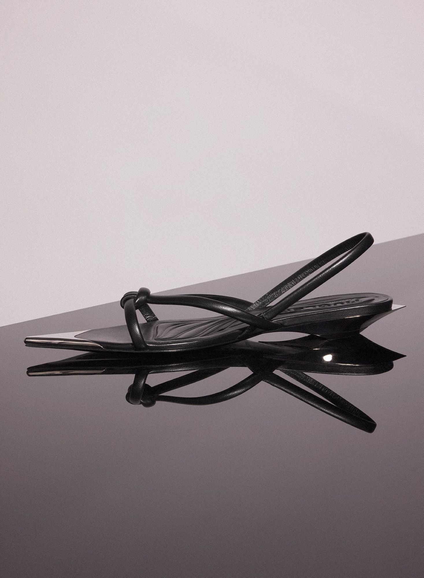 BLACK LEATHER KNOTTED FLAT SANDALS
