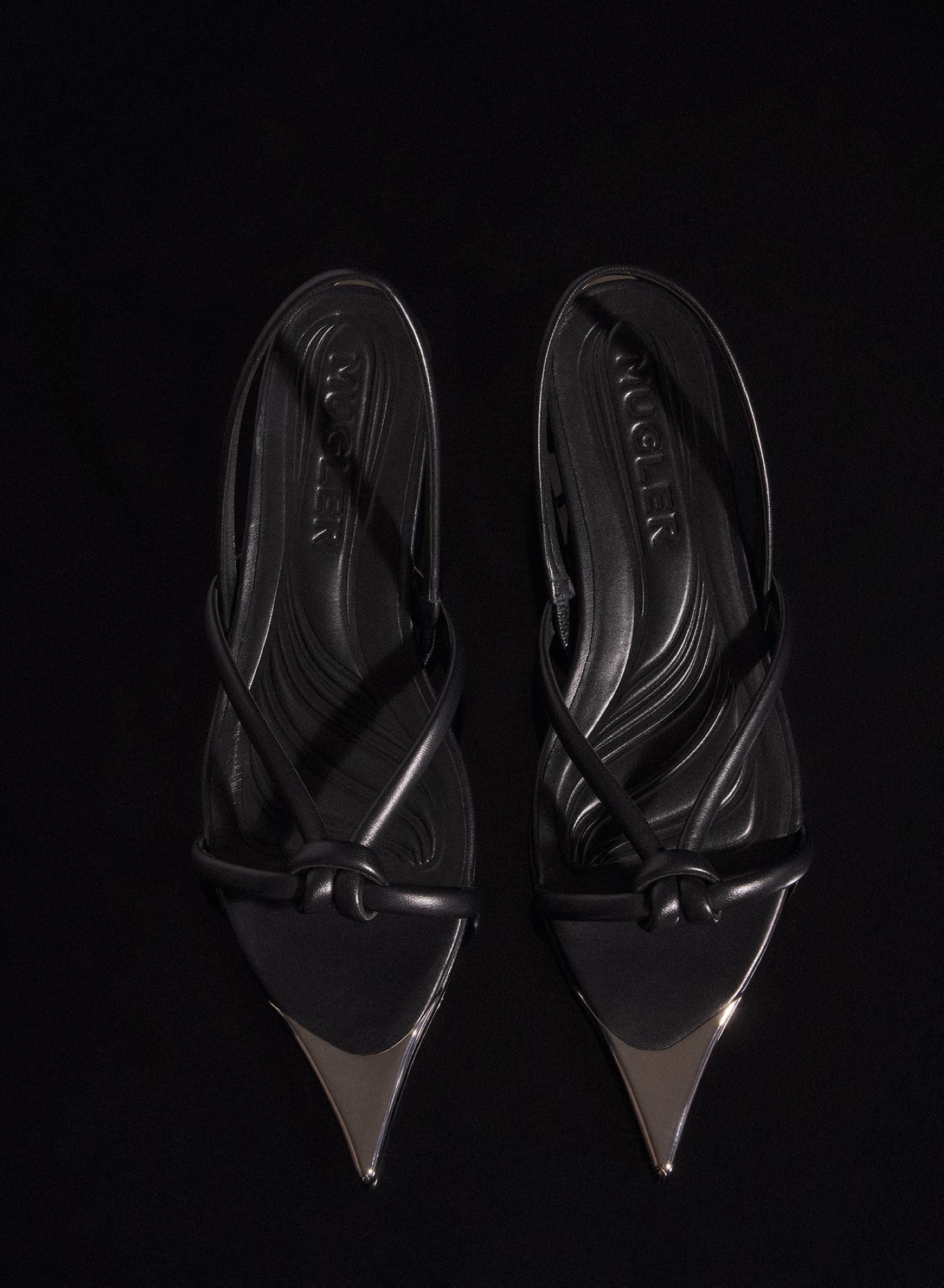 BLACK LEATHER KNOTTED FLAT SANDALS