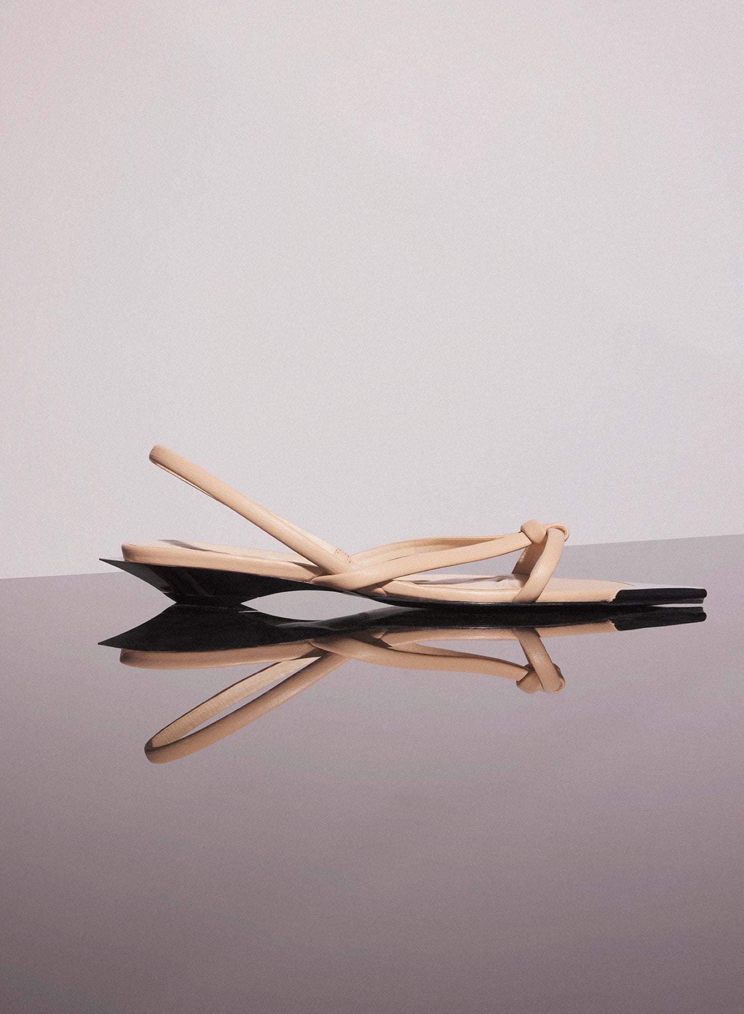 BLACK LEATHER KNOTTED FLAT SANDALS