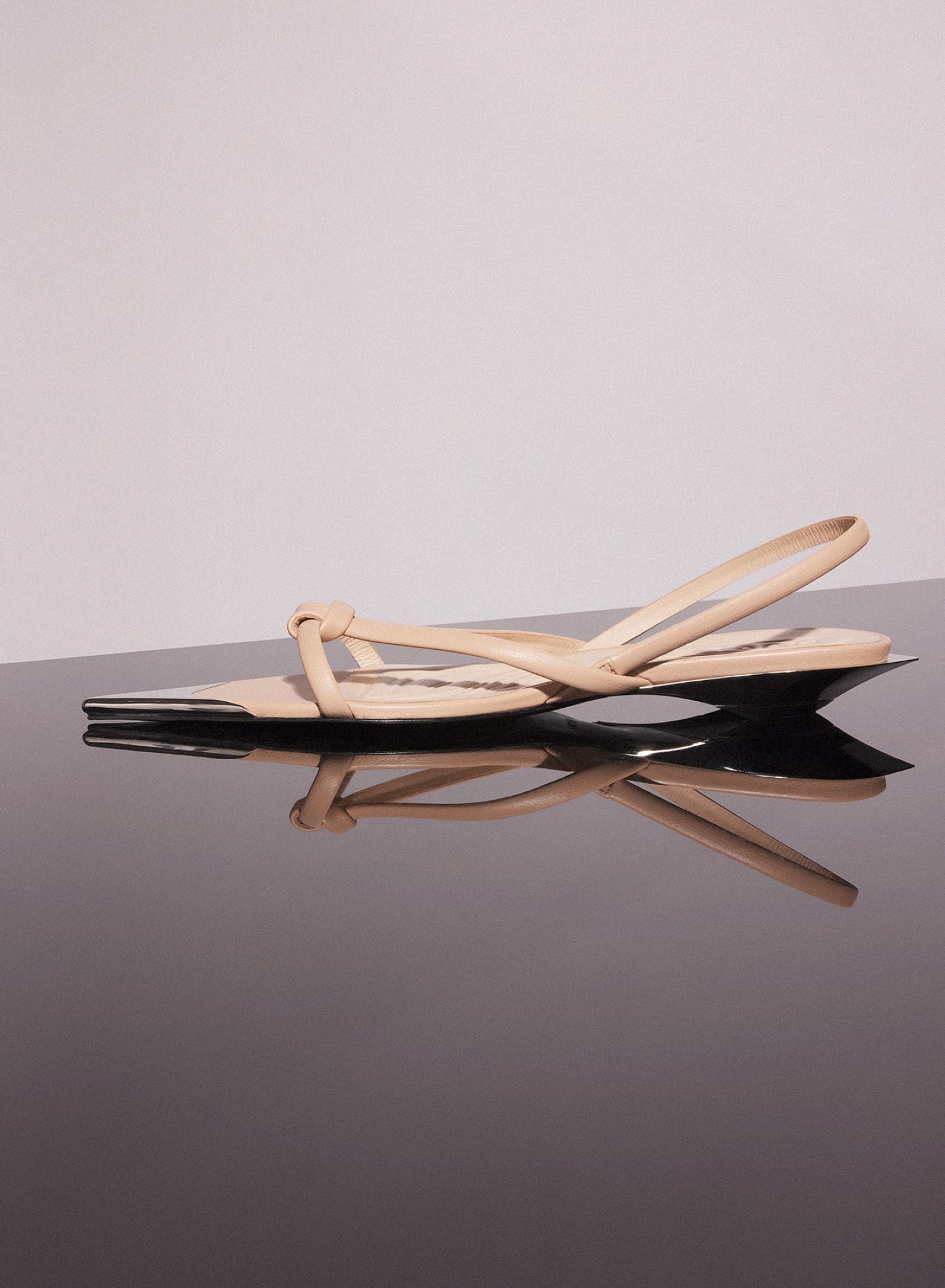 BLACK LEATHER KNOTTED FLAT SANDALS