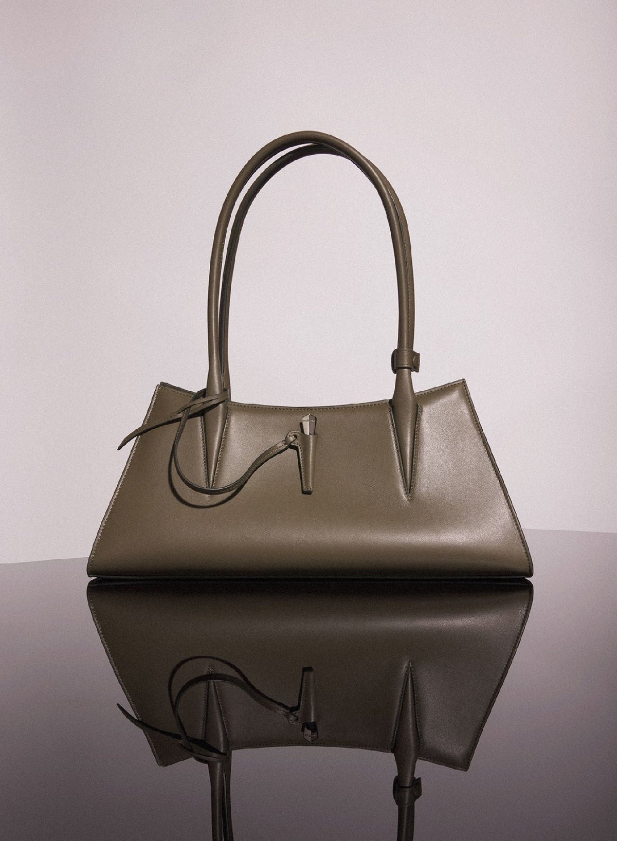 LEATHER KHAKI // khaki smooth leather fang bag