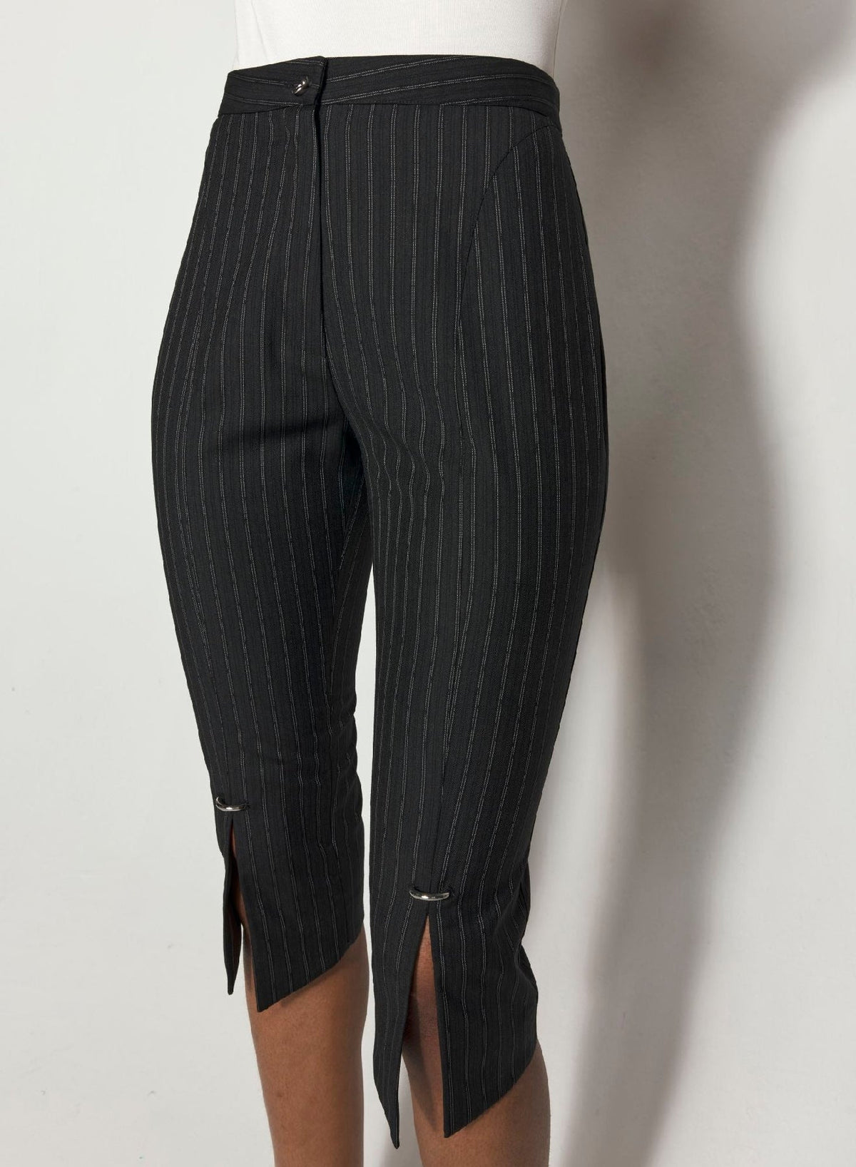 Pantalon capri Piercing rayé en laine - Black on Grey