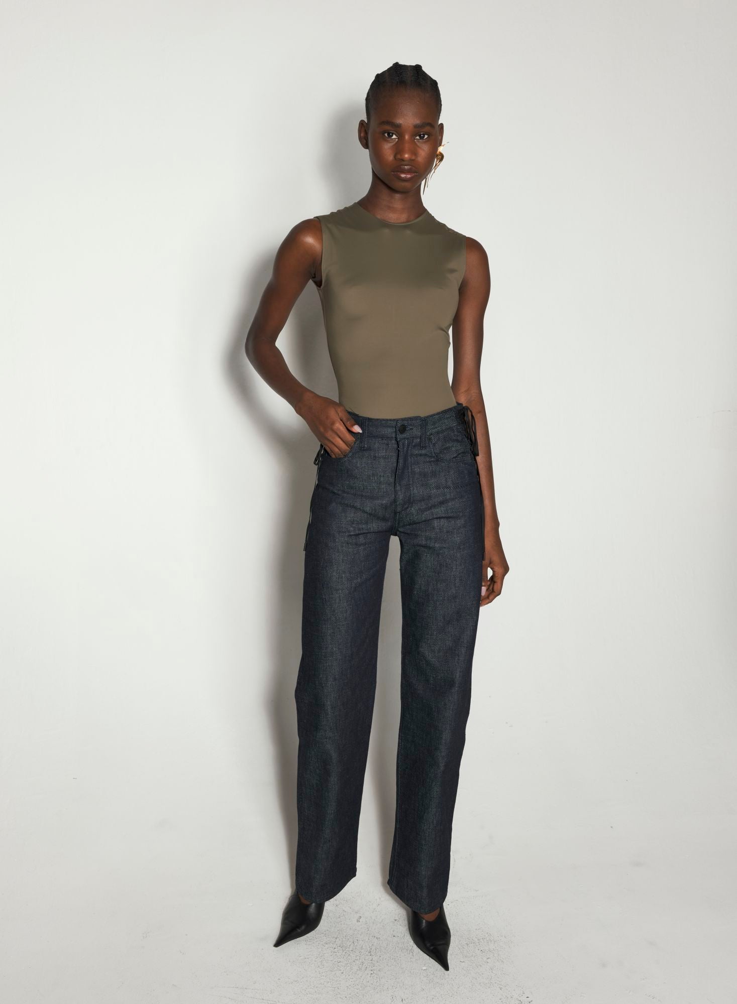 BLACK SLEEVELESS SHOULDER LOGO BODYSUIT